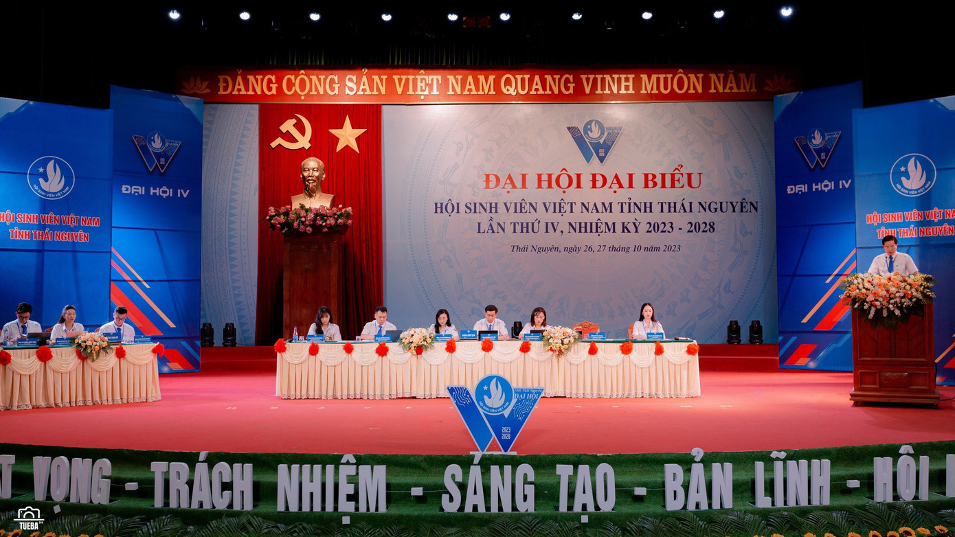 Đoàn Chủ tịch chủ trì Đại hội.