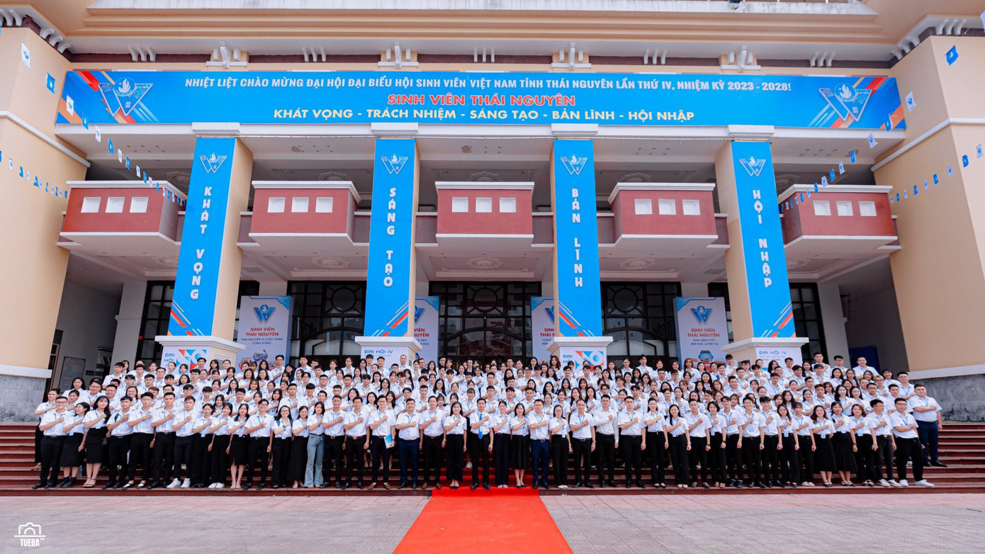 Đại biểu chụp ảnh lưu niệm.