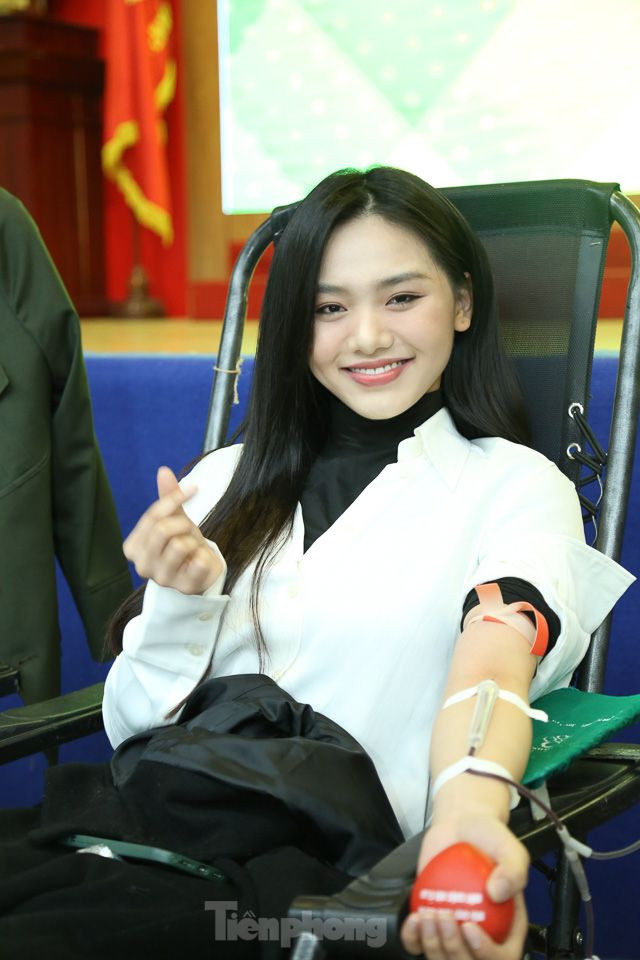 Người đẹp Đinh Khánh Hòa (sinh năm 2003, Top 10 Hoa hậu Việt Nam 2022) chia sẻ: &quot;Khi được mời tham dự chương trình, mình rất hồi hộp vì trước đó, mình chưa hiến máu lần nào. Nhân cơ hội này, mình đã đăng ký hiến máu với mức 250ml góp một đơn vị máu vào ngân hàng máu dự trữ dành cho người bệnh cần. Trong tương lai, mình mong muốn sẽ được tạo điều kiện tham gia nhiều chương trình ý nghĩa như Chủ nhật Đỏ hơn nữa để có nhiều trải nghiệm thiết thực nhất. Và muốn lan lan tỏa tới nhiều người khác, trước tiên, mình phải hành động&quot;.