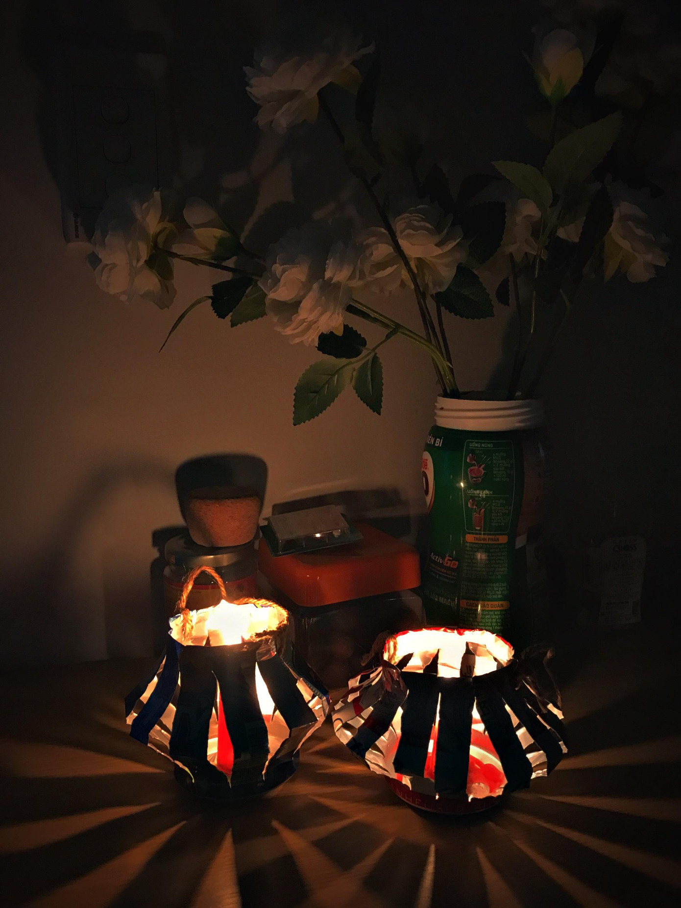 Đèn lồng tự chế của bạn Nguyễn Công Toàn (sinh năm 2000). Vì ngày bé, Toàn hay được bố mẹ làm cho, nhưng hiện giờ đi học xa nhà, lại ở trọ một mình nên tự mày mò, sáng tạo ra chiếc đèn lồng tạo không khí cho Tết Trung thu. Tuy cũng khá nhớ nhà nhưng Toàn vẫn luôn tự động viên bản thân bằng cách làm bánh trung thu, làm đèn lồng để ôn lại ký ức xưa.