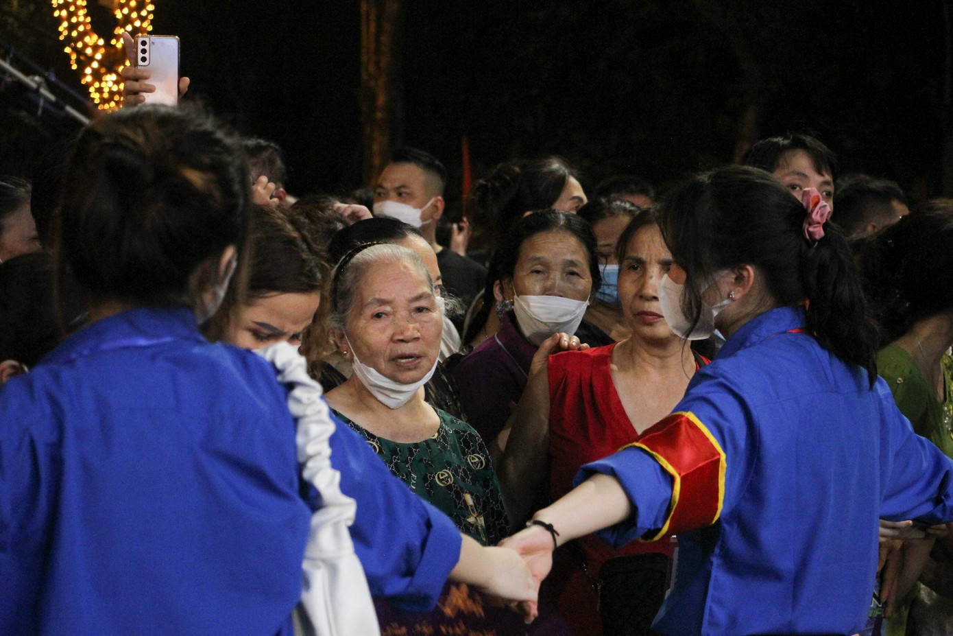 Các bạn đoàn viên thanh niên được giao nhiệm vụ quản lý người ra vào quanh khu vực sân khấu trước giờ khai mạc.