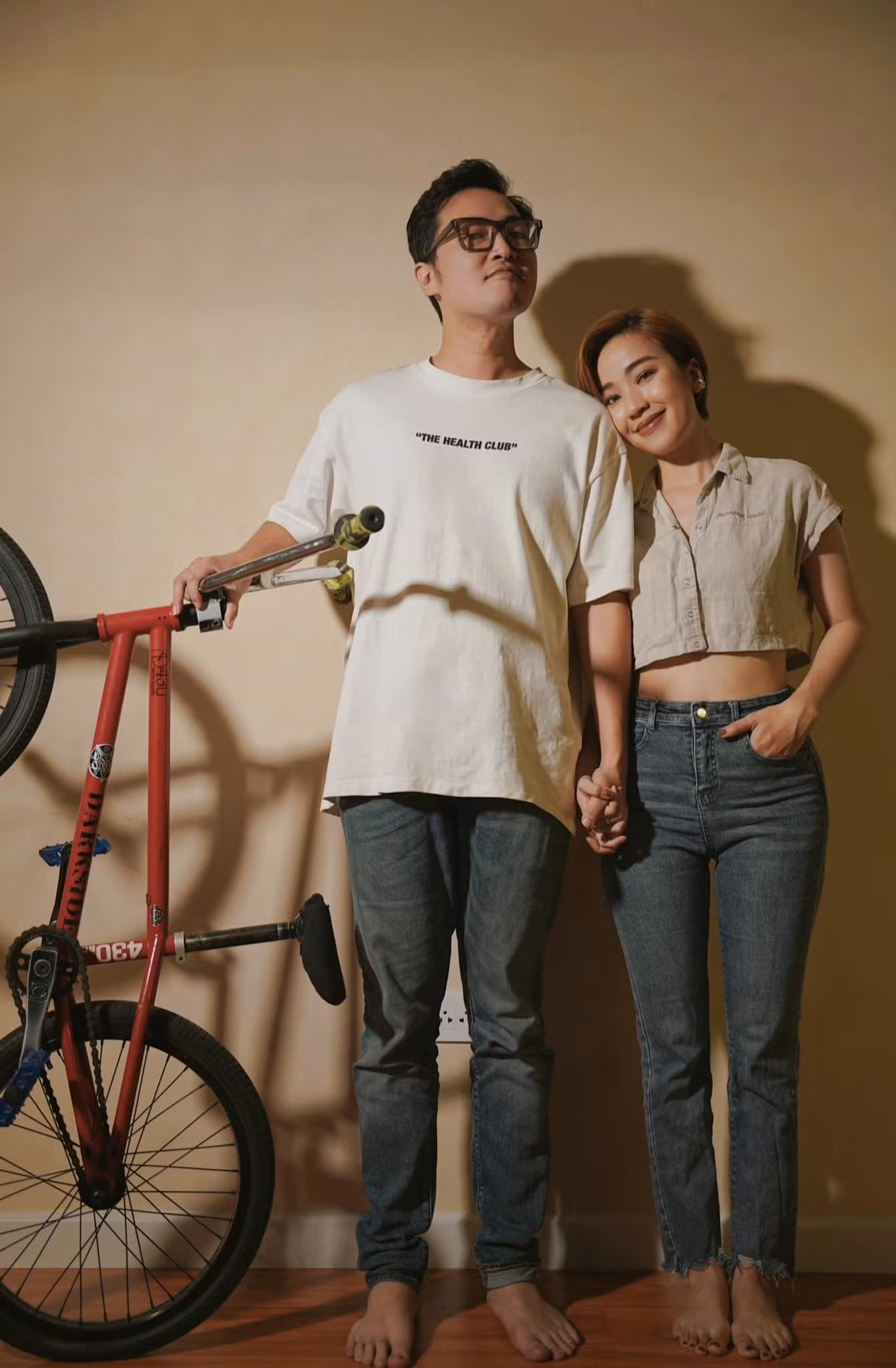 Xuyên suốt hành trình yêu và vun đắp hạnh phúc, Quỳnh và Đức mong muốn được gói trọn thông điệp trong 2 chữ "trải nghiệm". Quỳnh cho rằng, chúng ta đừng tự đặt quá nhiều câu hỏi cho mình như "có nên yêu ai đó không?", "có nên kết hôn không?", "có nên làm nhà không"... nó sẽ khiến ta đánh mất những trải nghiệm mới mẻ, thú vị trong cuộc sống. Thay vào đó, hãy cứ trải nghiệm, luôn trong tâm thế đón nhận cái mới, đối mặt với những khó khăn, thử thách để trưởng thành hơn.