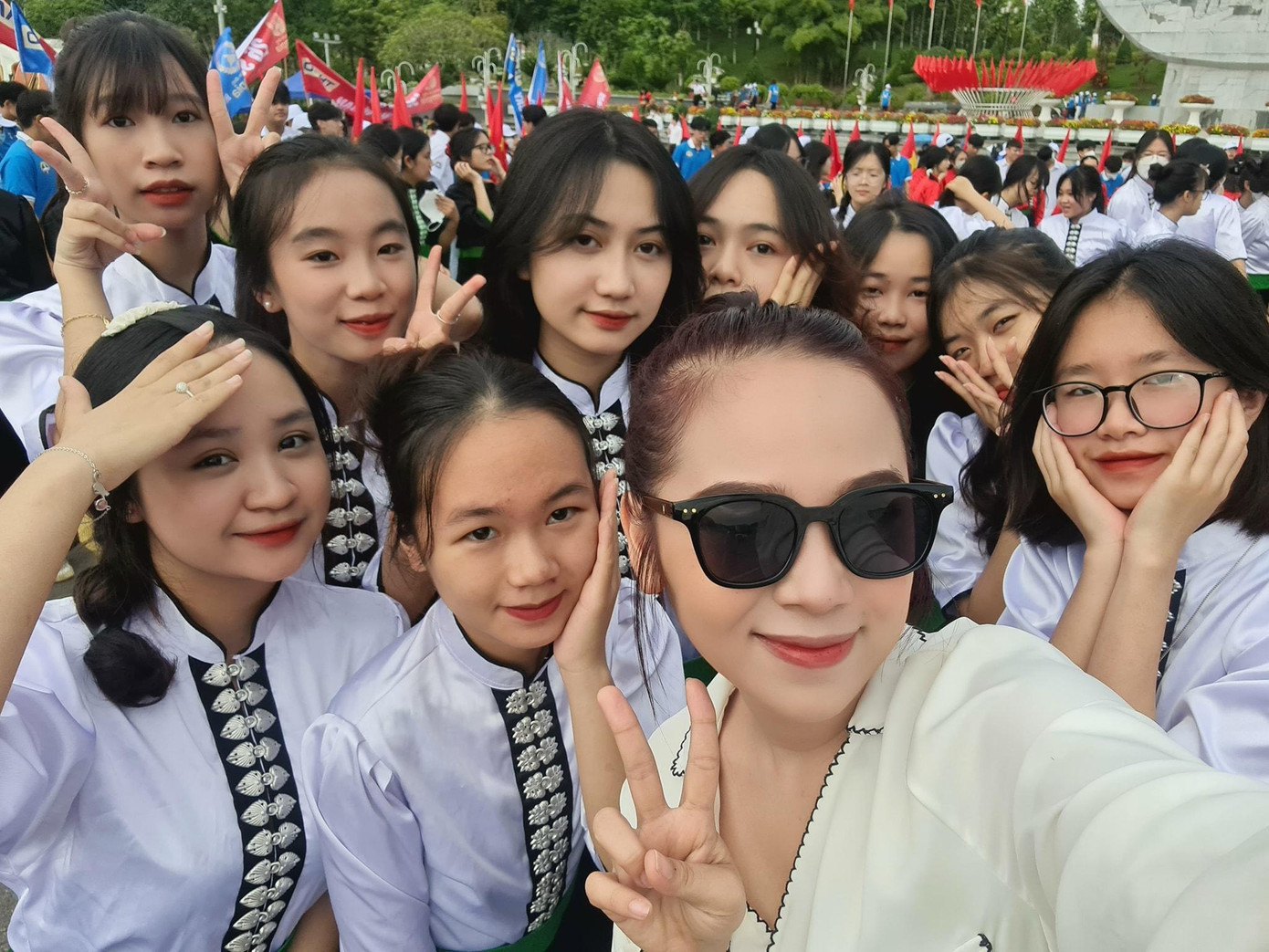 "Mình xem cơ hội này là dấu mốc mới trong công việc dẫn chương trình. Mình cũng là khán giả trung thành của Đường lên đỉnh Olympia, ấn tượng với những MC quen thuộc của chương trình. Và ngay lúc này, mình đã chuẩn bị kỹ lưỡng cho ngày phát sóng trực tiếp", MC Tuyết Ngân nói với Tiền Phong. Ảnh: FBNV "Mình xem cơ hội này là dấu mốc mới trong công việc dẫn chương trình. Mình cũng là khán giả trung thành của Đường lên đỉnh Olympia, ấn tượng với những MC quen thuộc của chương trình. Và ngay lúc này, mình đã chuẩn bị kỹ lưỡng cho ngày phát sóng trực tiếp", MC Tuyết Ngân nói với Tiền Phong. Ảnh: FBNV