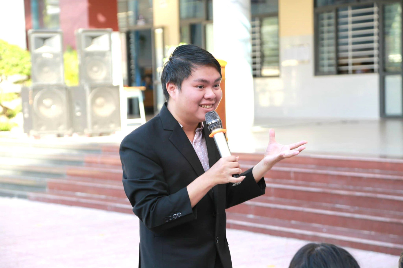 Anh Trương Chấn Sang - Chủ nhiệm CLB Tiếng Anh vì cộng đồng. Anh Trương Chấn Sang - Chủ nhiệm CLB Tiếng Anh vì cộng đồng.