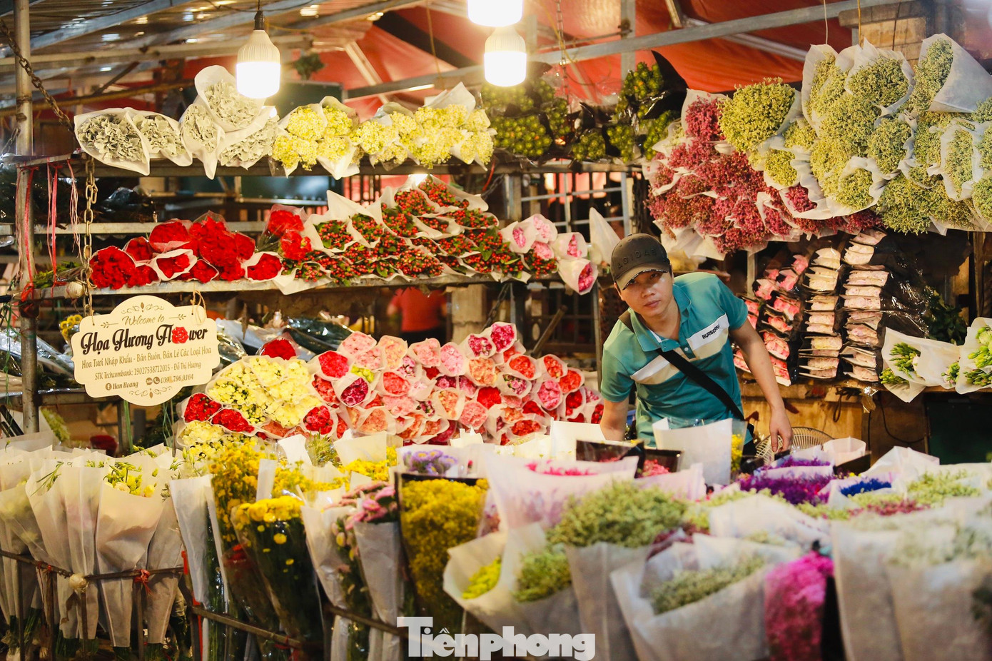 Cách trưng bày, bài trí, sắp xếp hoa của mỗi gian hàng cũng là một nghệ thuật quan trọng để hấp dẫn người mua. Người bán thường xếp theo màu và loại hoa để người mua dễ lựa chọn.