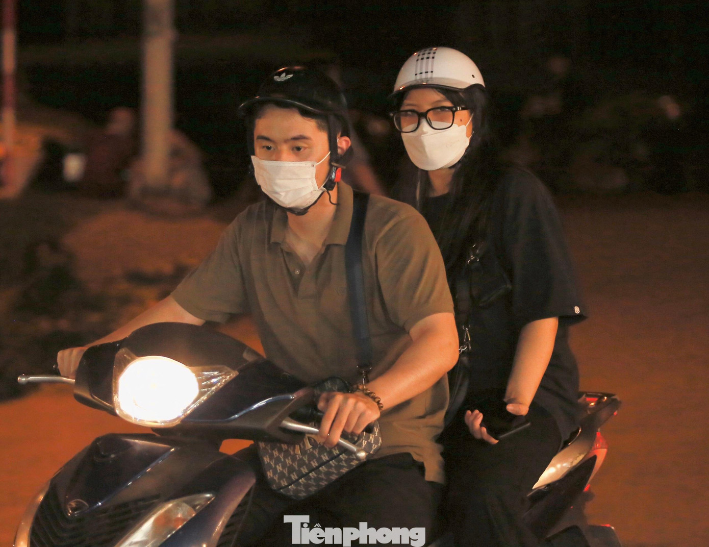 Đôi bạn di chuyển vào chợ hoa Quảng Bá lúc 3h sáng.