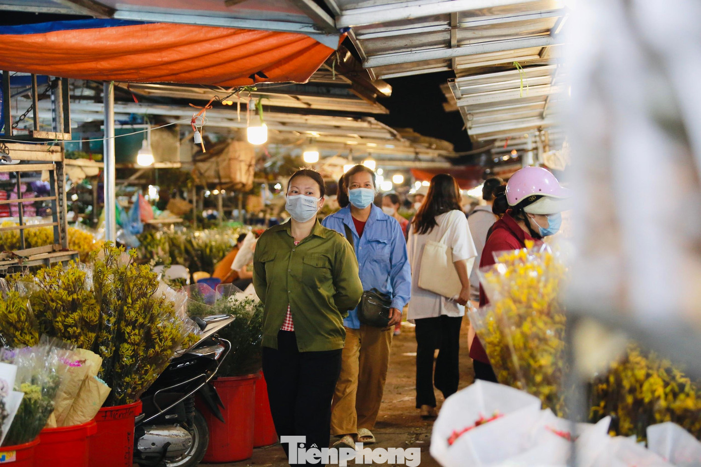 Tấp nập người mua-kẻ bán tại chợ hoa đêm lớn nhất của Hà Nội khi cả thành phố đang chìm vào giấc ngủ. Các thương lái buôn, người dân, giới trẻ thường ghé chợ hoa Quảng Bá (nằm ở 236 Đ. Âu Cơ, Quảng An, Tây Hồ, Hà Nội) vào ban đêm bởi đây là một trong những khu chợ nhộn nhịp mở cửa hằng đêm quanh năm với các quầy hàng bán hoa nhập từ khắp nơi trên thế giới.