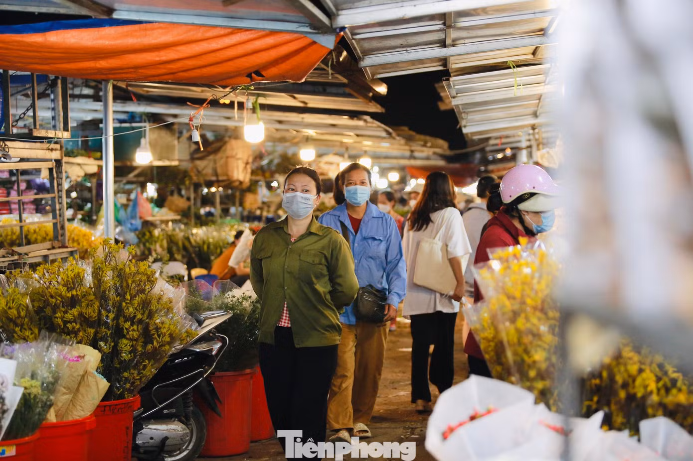 Tấp nập người mua-kẻ bán tại chợ hoa đêm lớn nhất của Hà Nội khi cả thành phố đang chìm vào giấc ngủ. Các thương lái buôn, người dân, giới trẻ thường ghé chợ hoa Quảng Bá (nằm ở 236 Đ. Âu Cơ, Quảng An, Tây Hồ, Hà Nội) vào ban đêm bởi đây là một trong những khu chợ nhộn nhịp mở cửa hằng đêm quanh năm với các quầy hàng bán hoa nhập từ khắp nơi trên thế giới.