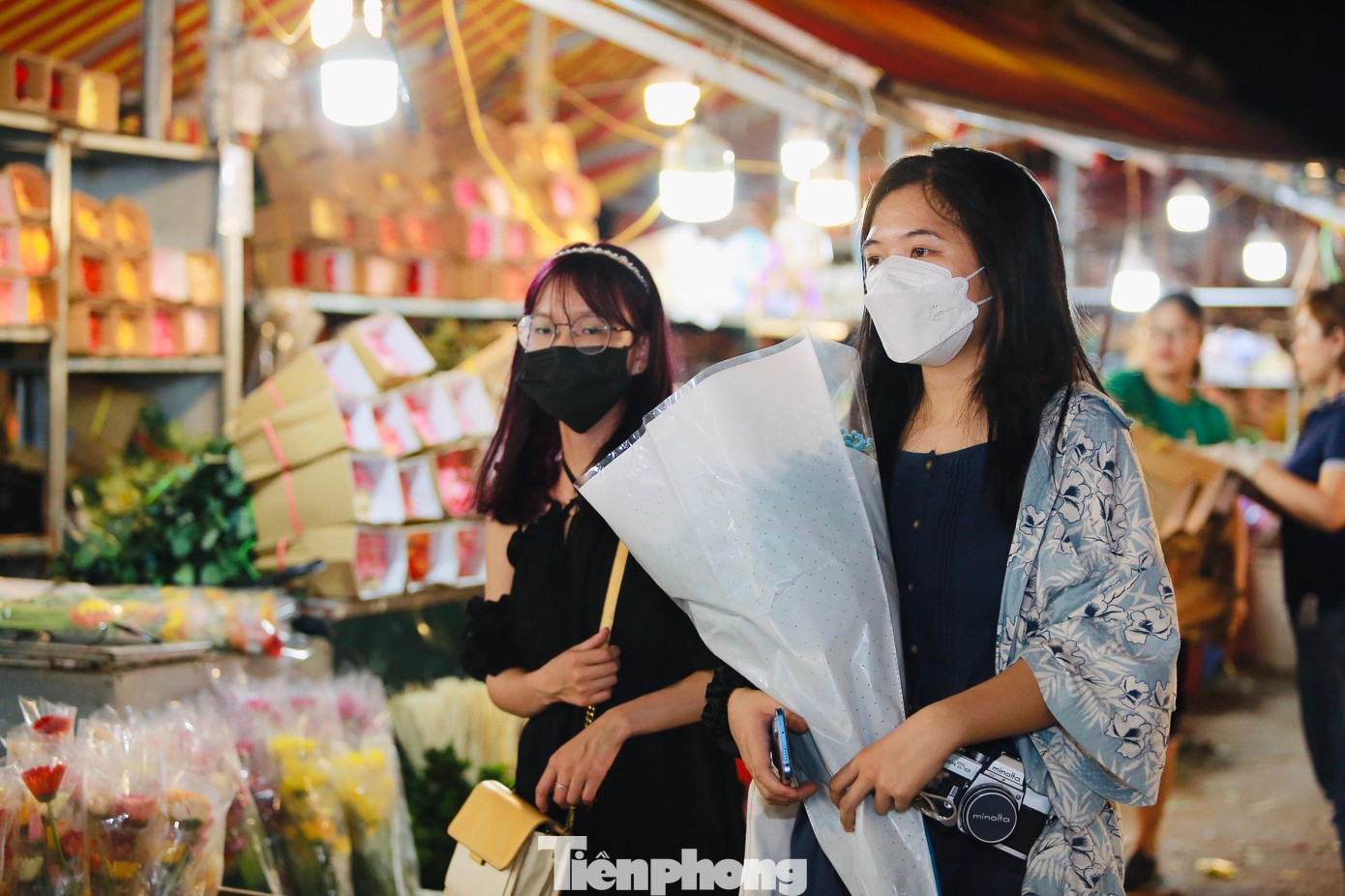 Chợ hoa đêm gần đây thu hút nhiều bạn trẻ ghé thăm, mua hoa và chụp ảnh