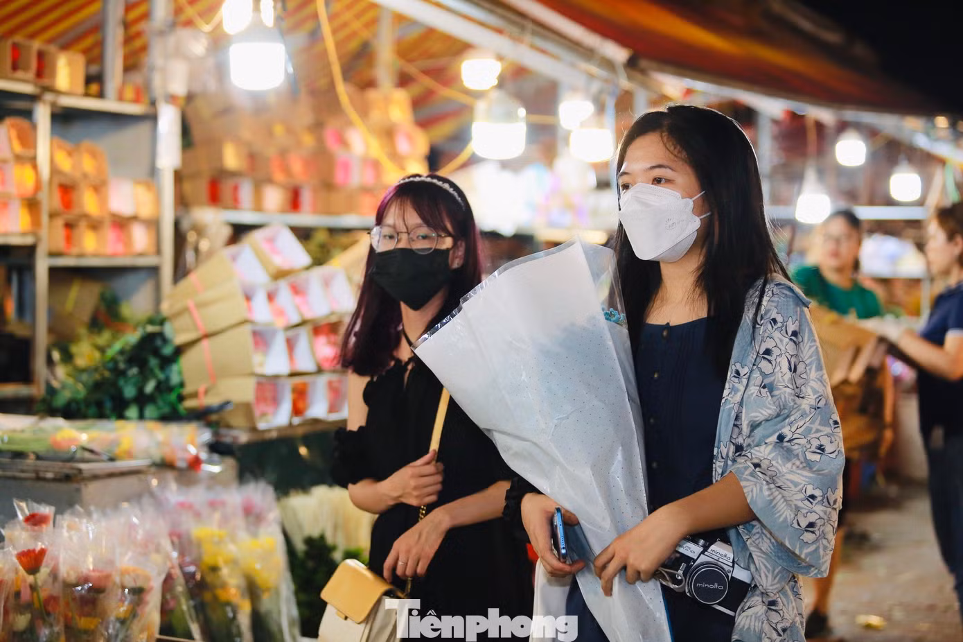 Chợ hoa đêm gần đây thu hút nhiều bạn trẻ ghé thăm, mua hoa và chụp ảnh