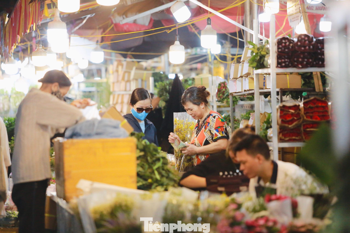 Cảnh mua bán nhộn nhịp ở chợ hoa Quảng Bá lúc nửa đêm.