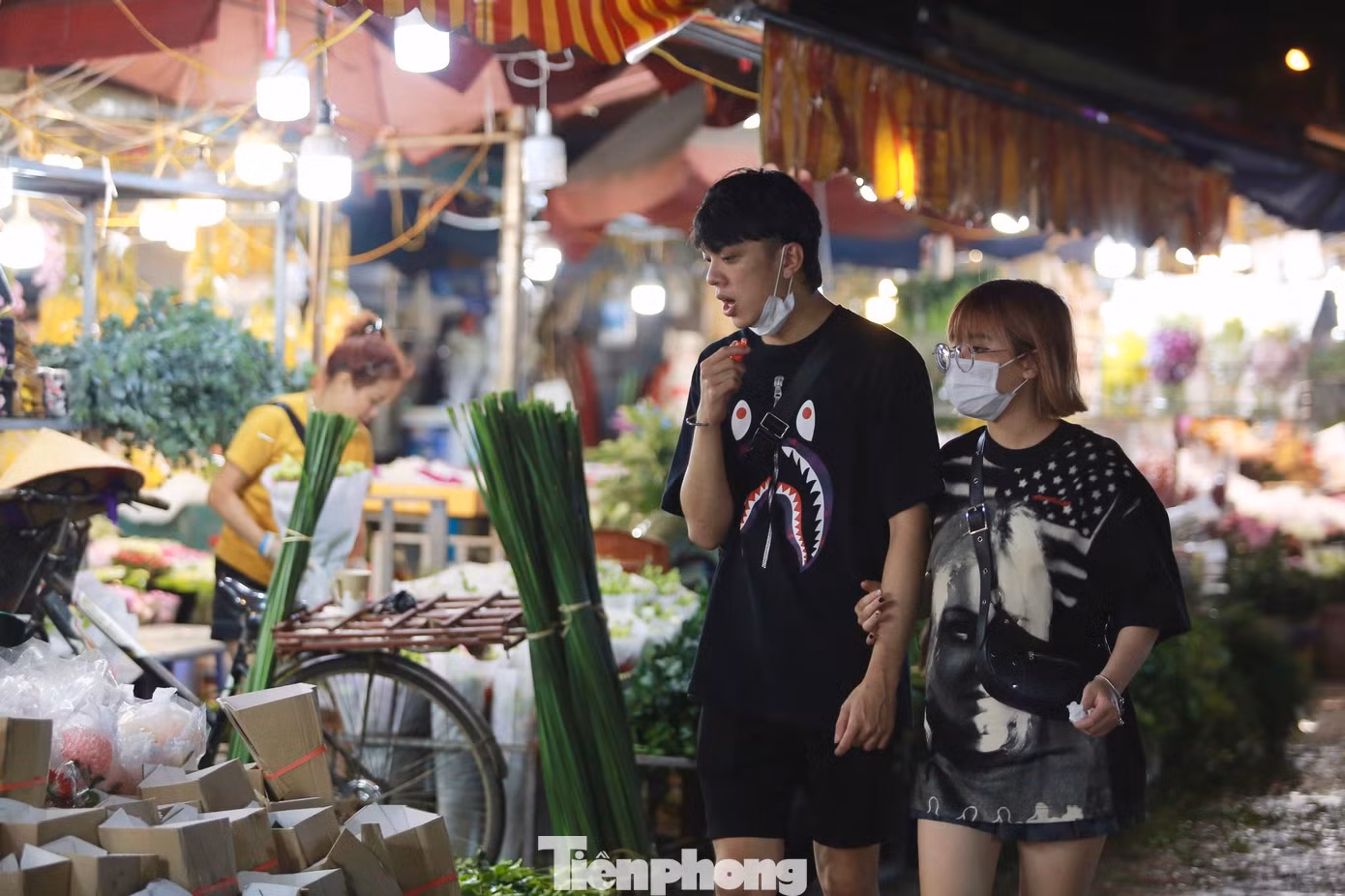 Một số bạn trẻ đến đây để quan sát và cảm nhận cuộc sống của người lao động về đêm.