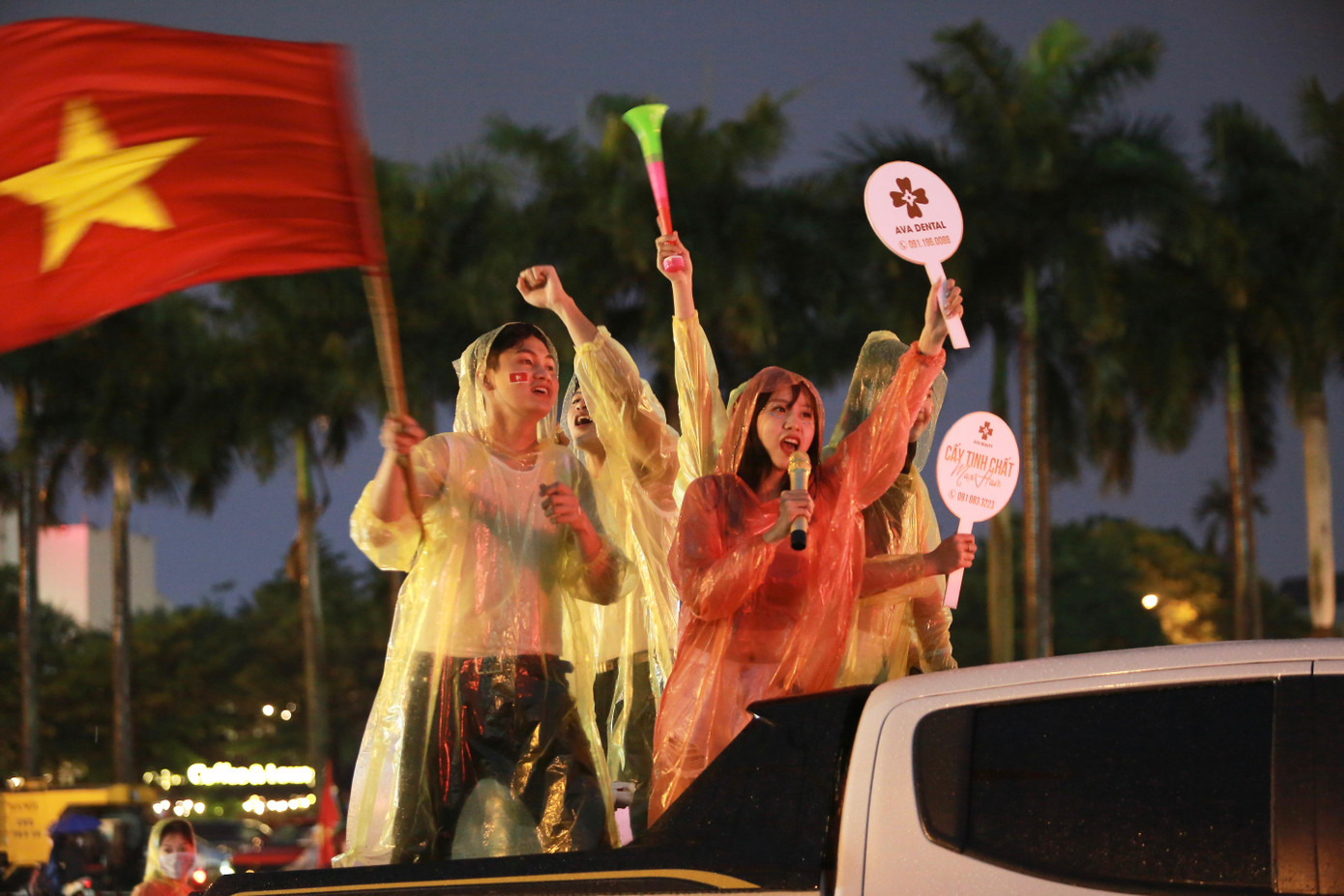 Những bài hát, khẩu hiệu hô vang &quot;Việt Nam vô địch&quot; vang khắp các con đường ở Thủ đô.