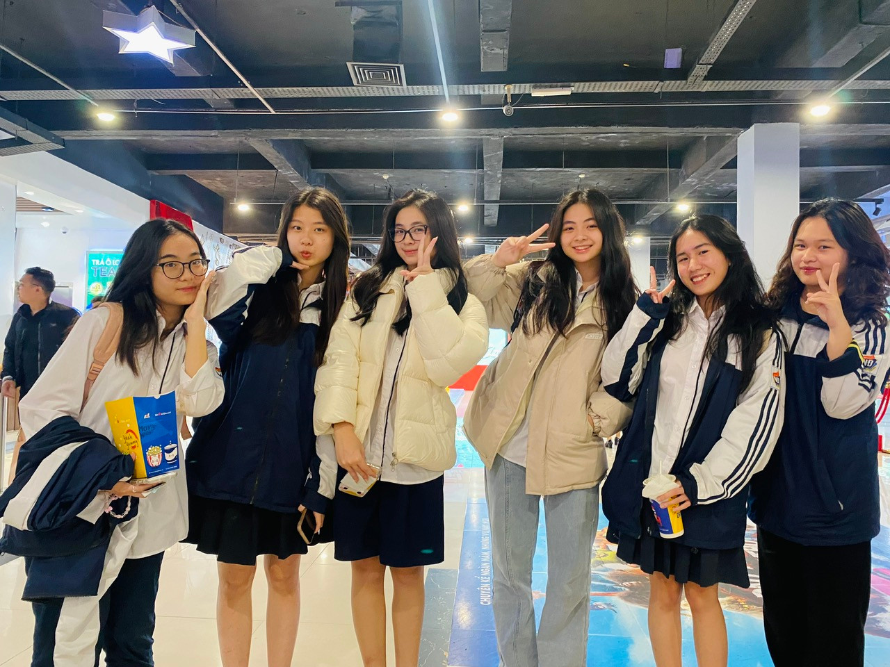 Chị em sinh đôi Hương Sa và Uyển Nhi (giữa) và nhóm bạn học sinh đến từ trường THPT Việt Đức. Ảnh: Diệu Nhi