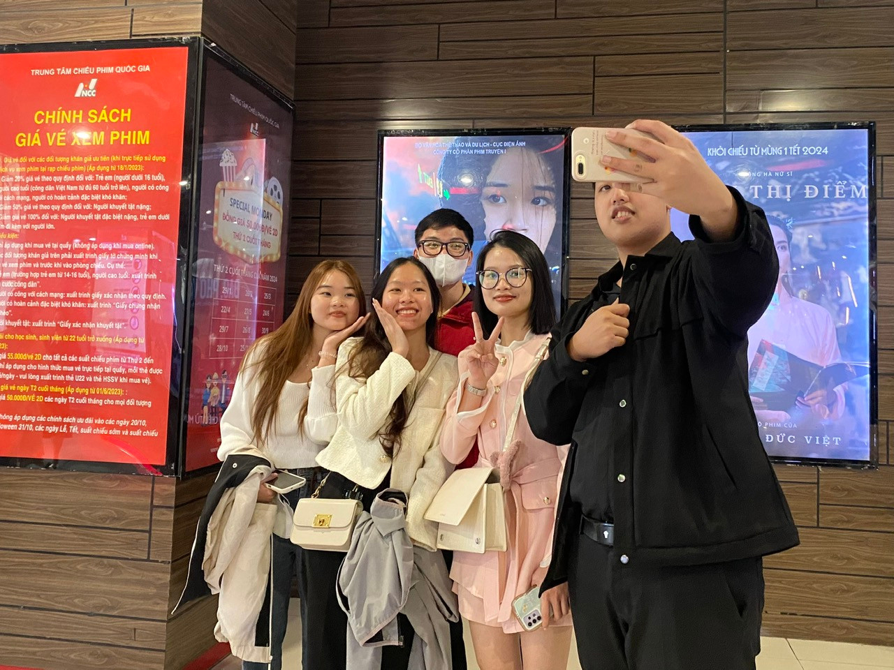 "Đào, phở và piano" thu hút giới trẻ những ngày qua.