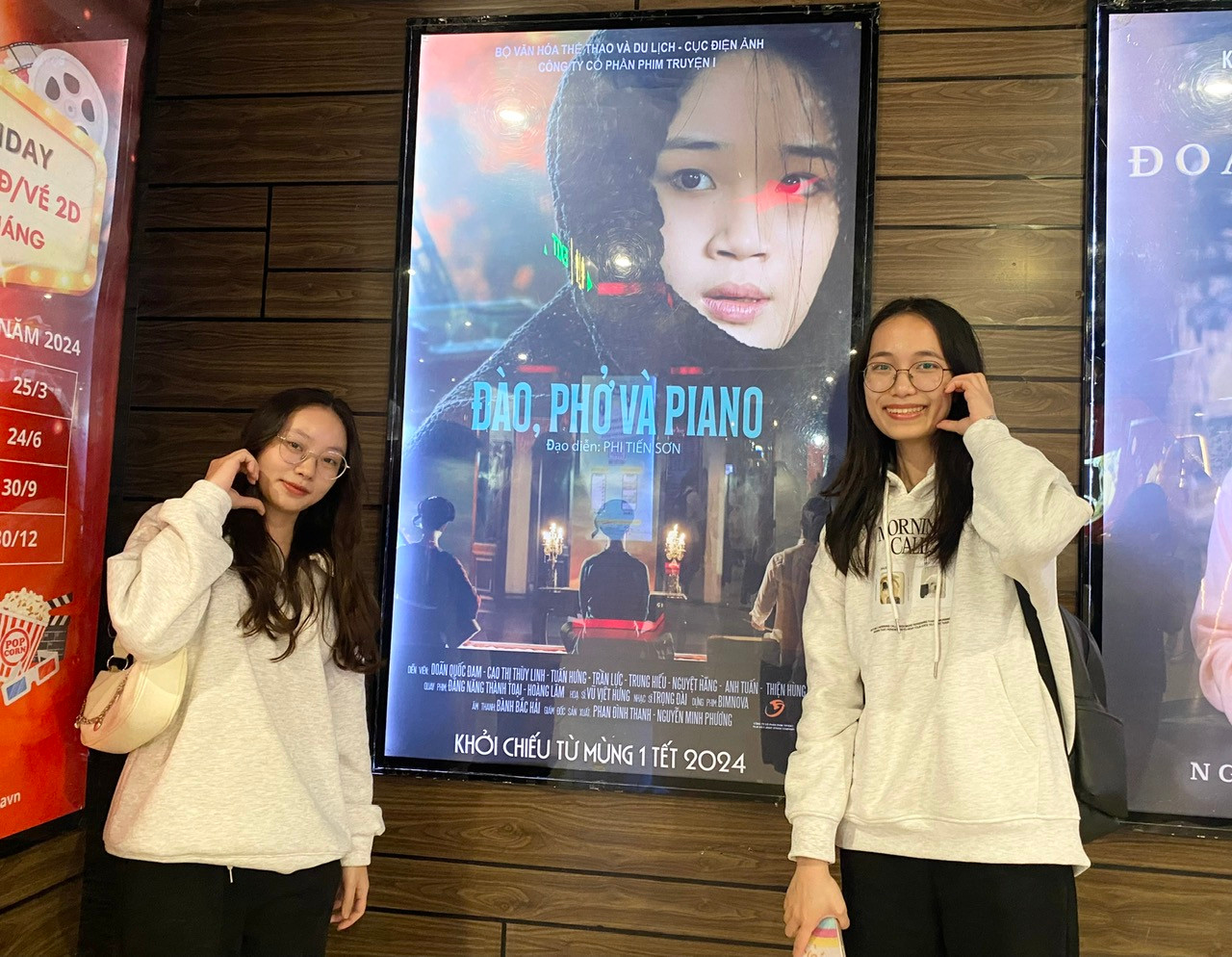 Minh Ngọc (bên trái ảnh) cùng bạn tại rạp chiếu phim. Ảnh: Diệu Nhi