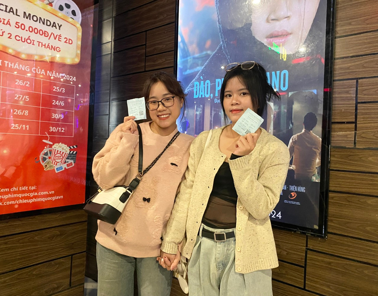 Bùi Thị Thu Huế (áo hồng) và em gái. Ảnh: Diệu Nhi