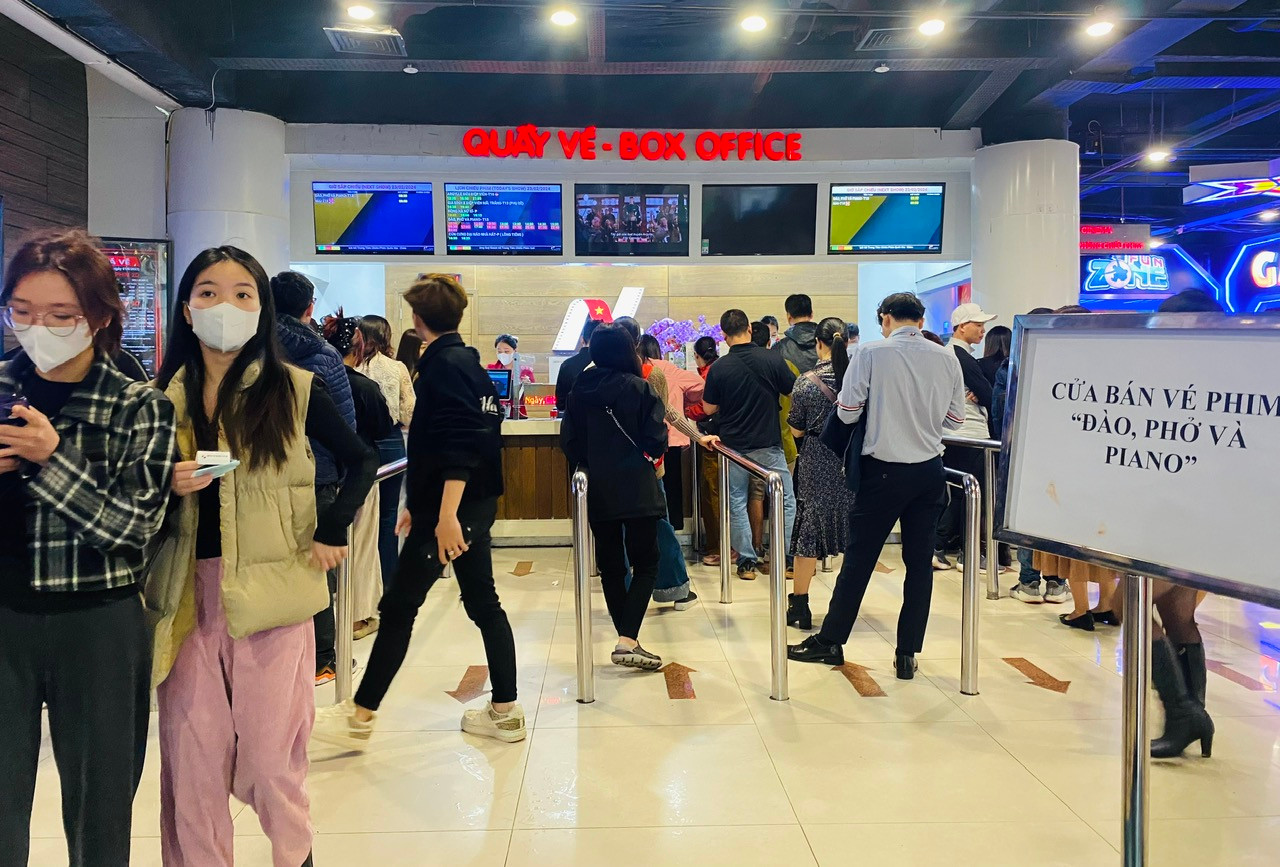 Giới trẻ xếp hàng mua vé xem phim sáng 23/2. Ảnh: Diệu Nhi
