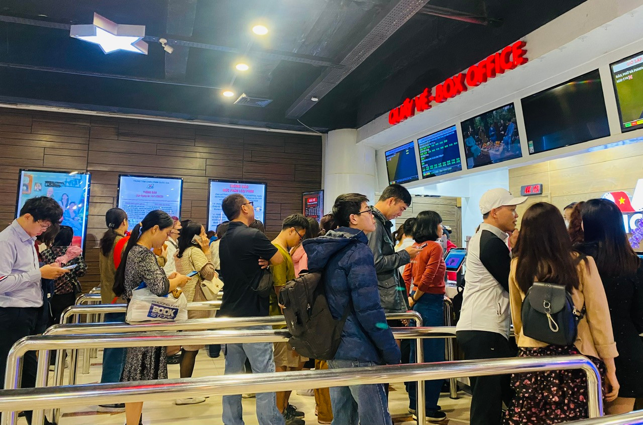 Giới trẻ xếp hàng mua vé xem phim sáng 23/2. Ảnh: Diệu Nhi