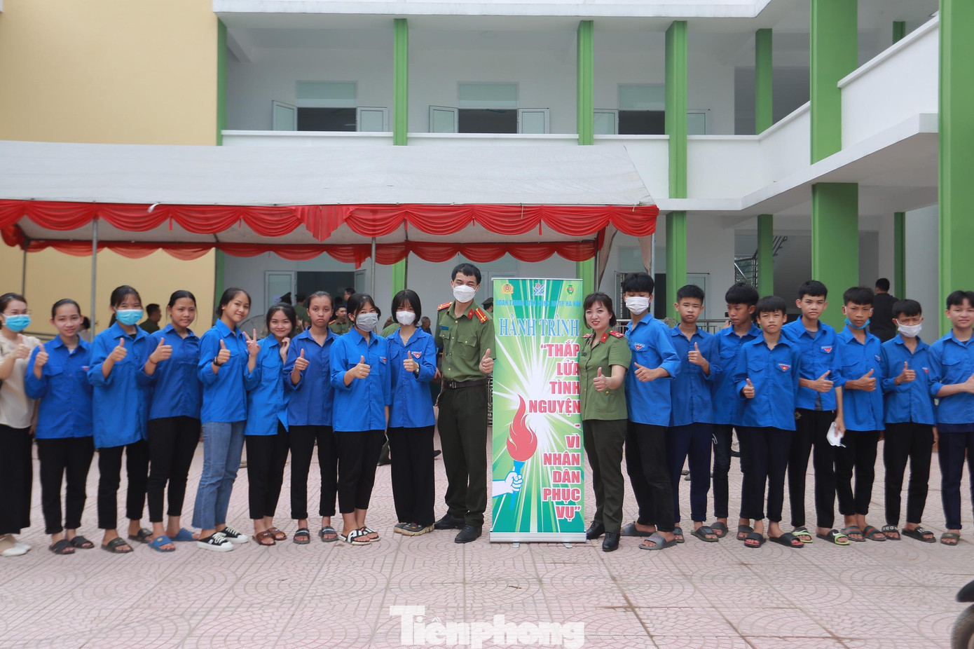 Thăm đội hình thanh niên tình nguyện tư vấn, hướng dẫn nhân dân về thủ tục hành chính và tiếp nhận hồ sơ đề nghị cấp số định danh cá nhân, cấp đăng ký xe mô tô.