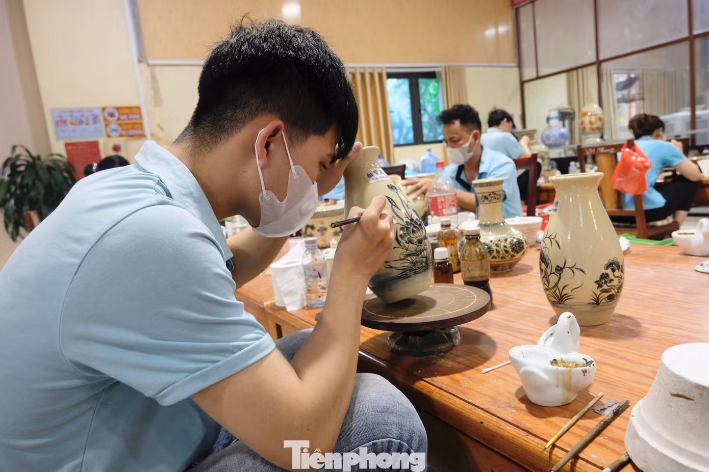 Thanh Minh (23 tuổi, ở huyện Nam Sách, tỉnh Hải Dương) quyết định xin vào làm việc ở công ty để tìm hiểu văn hóa và phát huy năng khiếu mỹ thuật của bản thân. Mặc dù, mỗi ngày ngồi 8 tiếng, làm những công việc lặp đi lặp lại như tô, vẽ, nhưng... Minh càng cảm thấy thú vị. Bởi sau mỗi nét vẽ, Minh lại hiểu thêm một câu chuyện, nguồn gốc và ý nghĩa riêng. "Thông qua mỗi tác phẩm, mình mong sẽ giới thiệu các câu chuyện văn hóa tới nhiều bạn trẻ hơn. Nếu có thời gian, mình cũng tranh thủ chia sẻ kỹ hơn về sự độc đáo của nghệ thuật gốm sứ", Minh nói. Ảnh: Châu Linh