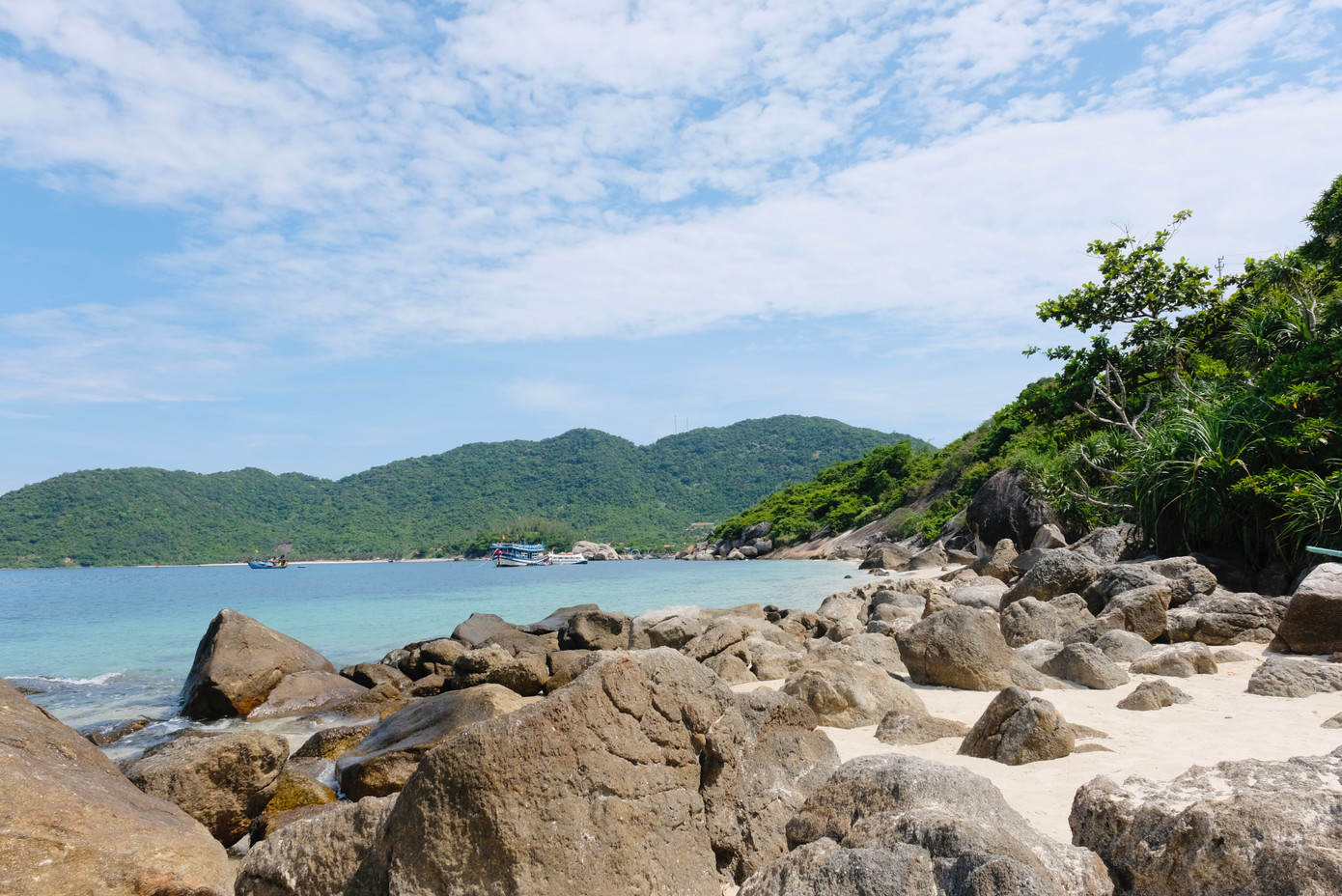 Cụm đảo Cù Lao Chàm có 8 đảo (hòn Khô mẹ, hòn Khô con, hòn Lá, hòn Mồ, hòn Dài, hòn Lao, hòn Tai, và hòn Ông) và 9 bãi biển trong xanh (bãi Bấc, bãi Làng, bãi Ông, bãi Xếp, bãi Chồng, bãi Bìm, bãi Hương, bãi Tra và bãi Nần). Trên mỗi bãi biển đều được thiết kế 3 thùng rác có chỉ dẫn phân loại (chất thải tái chế, chất thải hữu cơ, chất thải vô cơ). Ảnh: Châu Linh Cụm đảo Cù Lao Chàm có 8 đảo (hòn Khô mẹ, hòn Khô con, hòn Lá, hòn Mồ, hòn Dài, hòn Lao, hòn Tai, và hòn Ông) và 9 bãi biển trong xanh (bãi Bấc, bãi Làng, bãi Ông, bãi Xếp, bãi Chồng, bãi Bìm, bãi Hương, bãi Tra và bãi Nần). Trên mỗi bãi biển đều được thiết kế 3 thùng rác có chỉ dẫn phân loại (chất thải tái chế, chất thải hữu cơ, chất thải vô cơ). Ảnh: Châu Linh