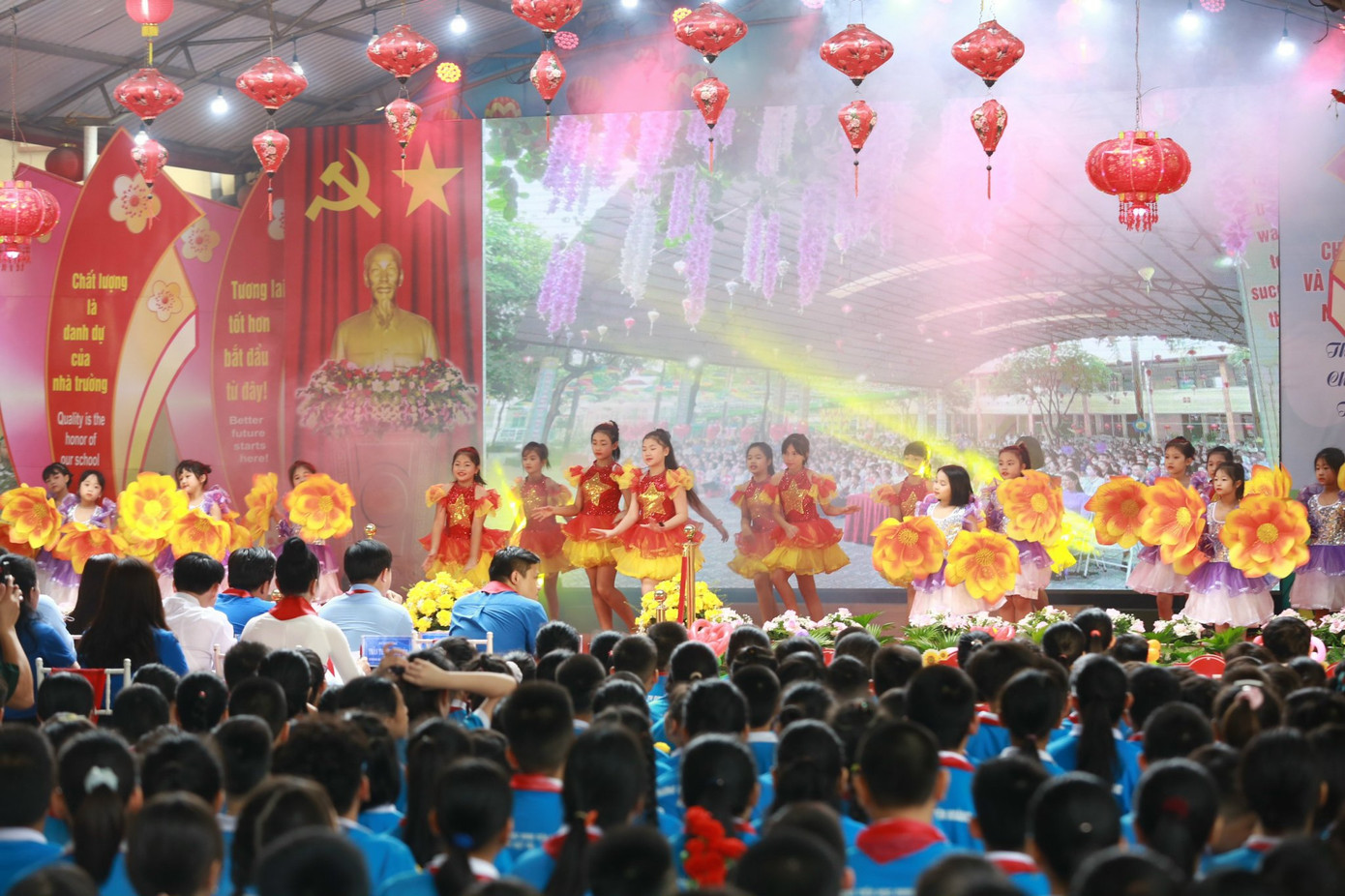 Mở đầu lễ khai giảng, các em học sinh trường Tiểu học Đinh Tiên Hoàng đã gây ấn tượng bởi màn dẫn chương trình song ngữ, cùng các tiết mục văn nghệ hấp dẫn, nhiều màu sắc.
