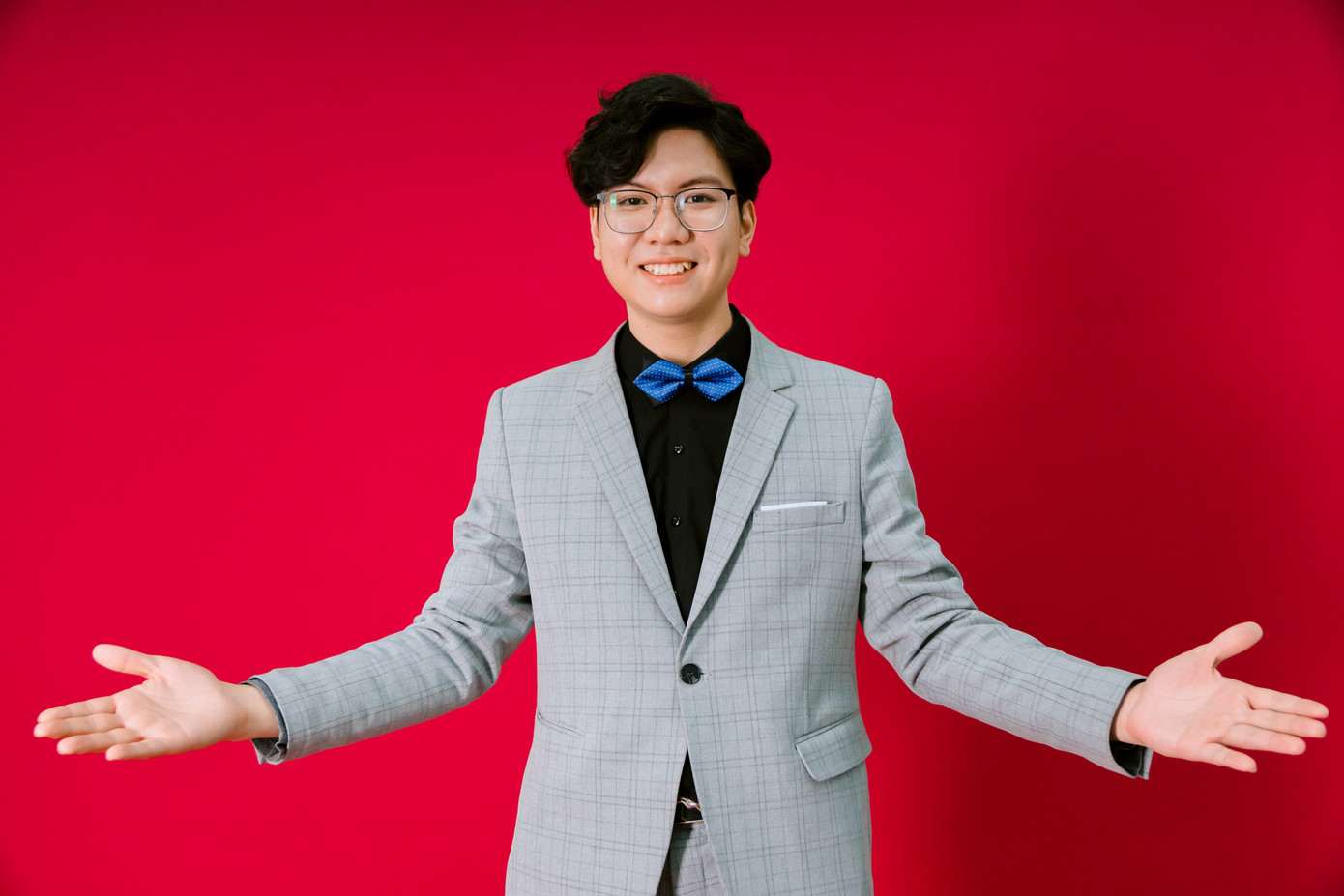 Nguyễn Việt Thái trong và sau chương trình Đường lên đỉnh Olympia. Ảnh: NVCC Nguyễn Việt Thái trong và sau chương trình Đường lên đỉnh Olympia. Ảnh: NVCC