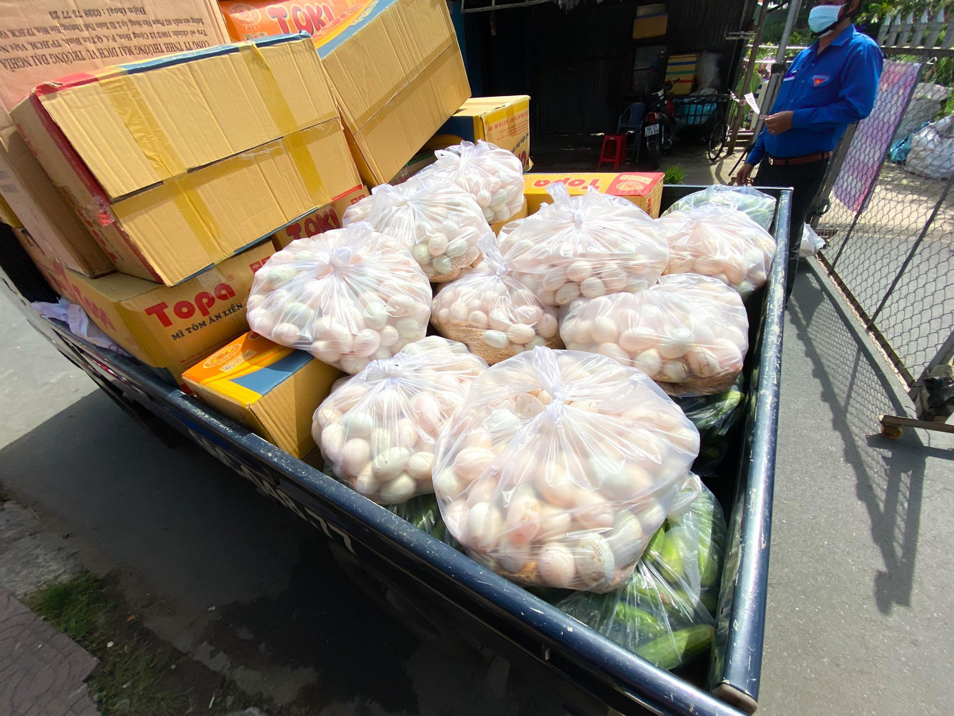 Lương thực, thực phẩm hỗ trợ các hộ dân trong vùng phong tỏa tại phường 4, thành phố Sa Đéc, tỉnh Đồng Tháp. Lương thực, thực phẩm hỗ trợ các hộ dân trong vùng phong tỏa tại phường 4, thành phố Sa Đéc, tỉnh Đồng Tháp.