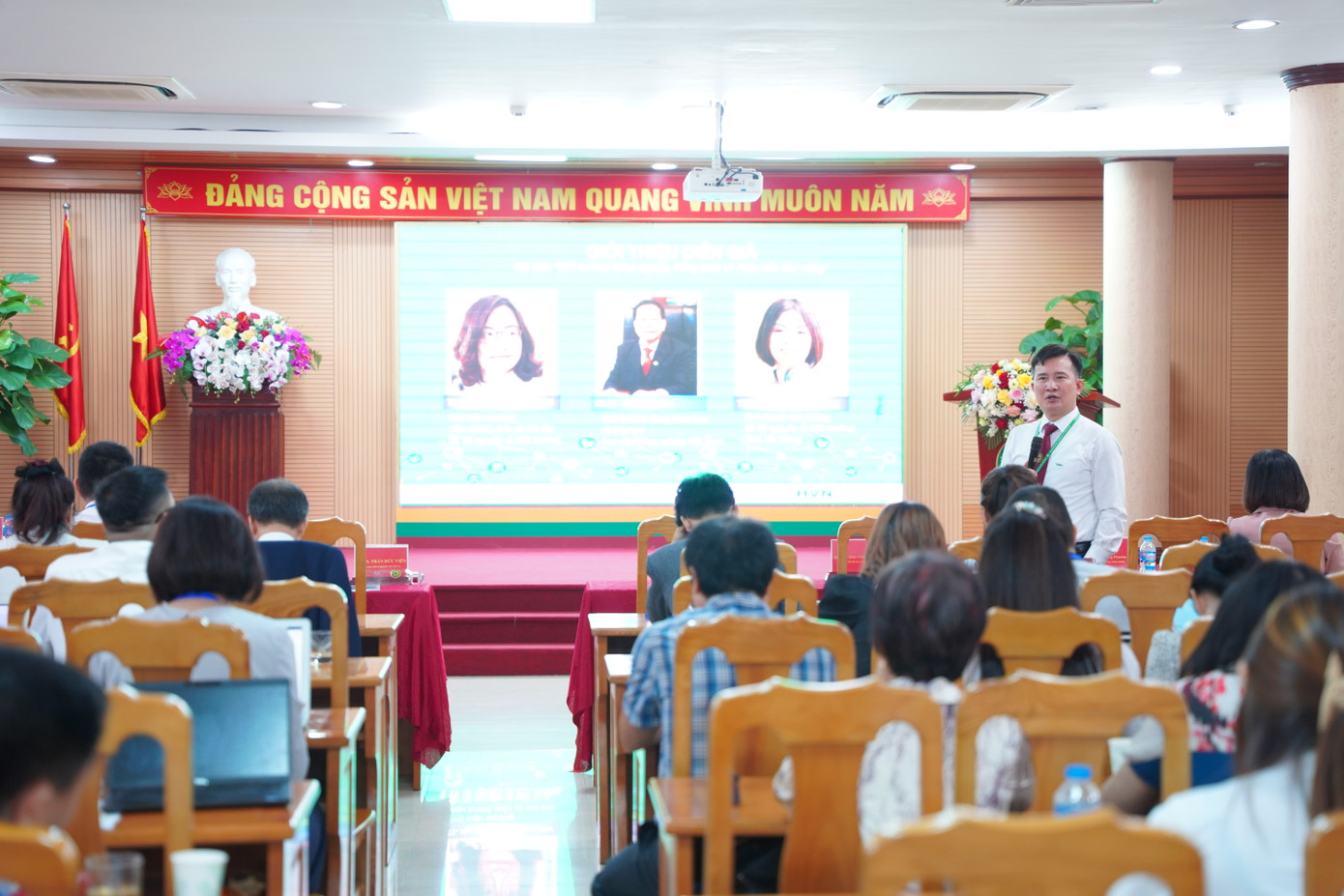 Các nhà khoa học báo cáo, trao đổi tại hội thảo. Các nhà khoa học báo cáo, trao đổi tại hội thảo.