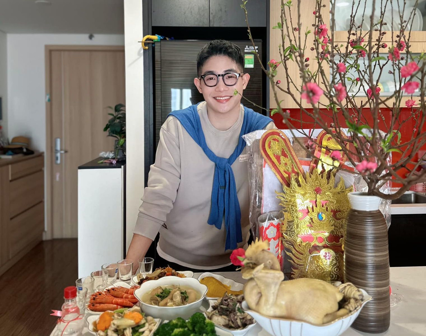 Bạn Bùi Công Minh (sinh năm 1998, quê ở Hải Phòng) bên mâm cơm cúng tự tay chuẩn bị.