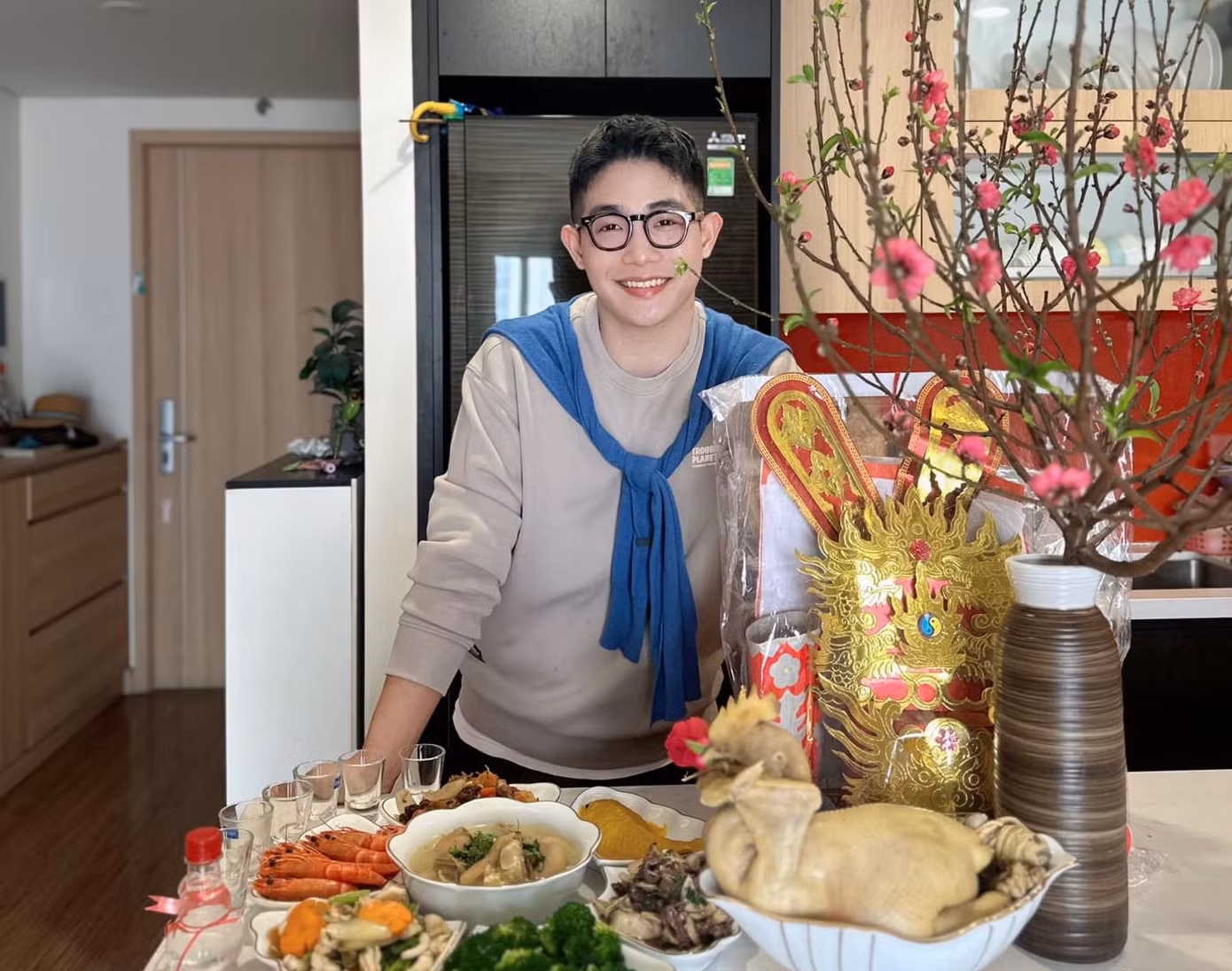 Bạn Bùi Công Minh (sinh năm 1998, quê ở Hải Phòng) bên mâm cơm cúng tự tay chuẩn bị.