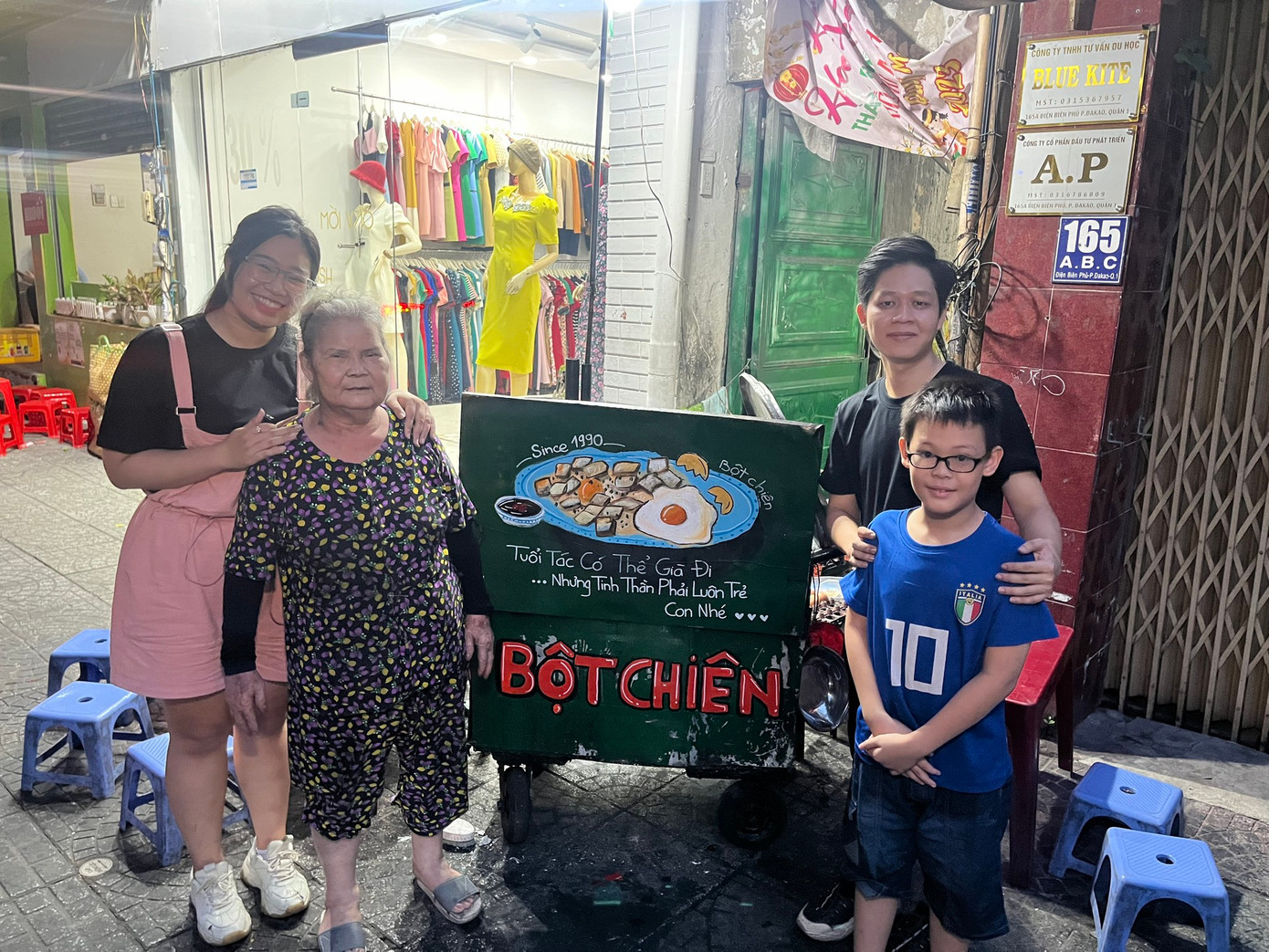 "Tuổi tác có thể già đi, nhưng tinh thần phải luôn trẻ... con nhé", là thông điệp trên gánh hàng bột chiên của bà cụ ở TPHCM.