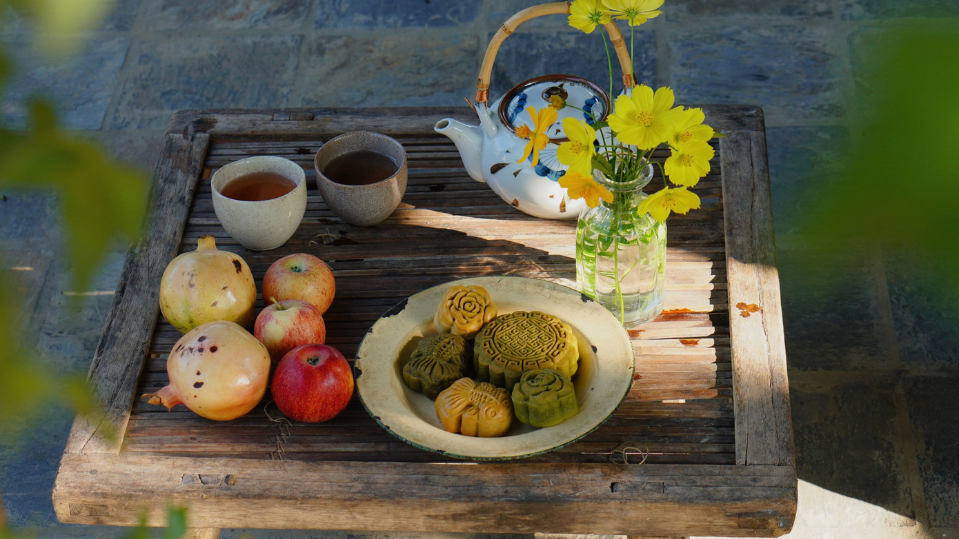 Thành quả sau một ngày nhào nặn, nướng bánh của chị Yến cùng con trai nhỏ.