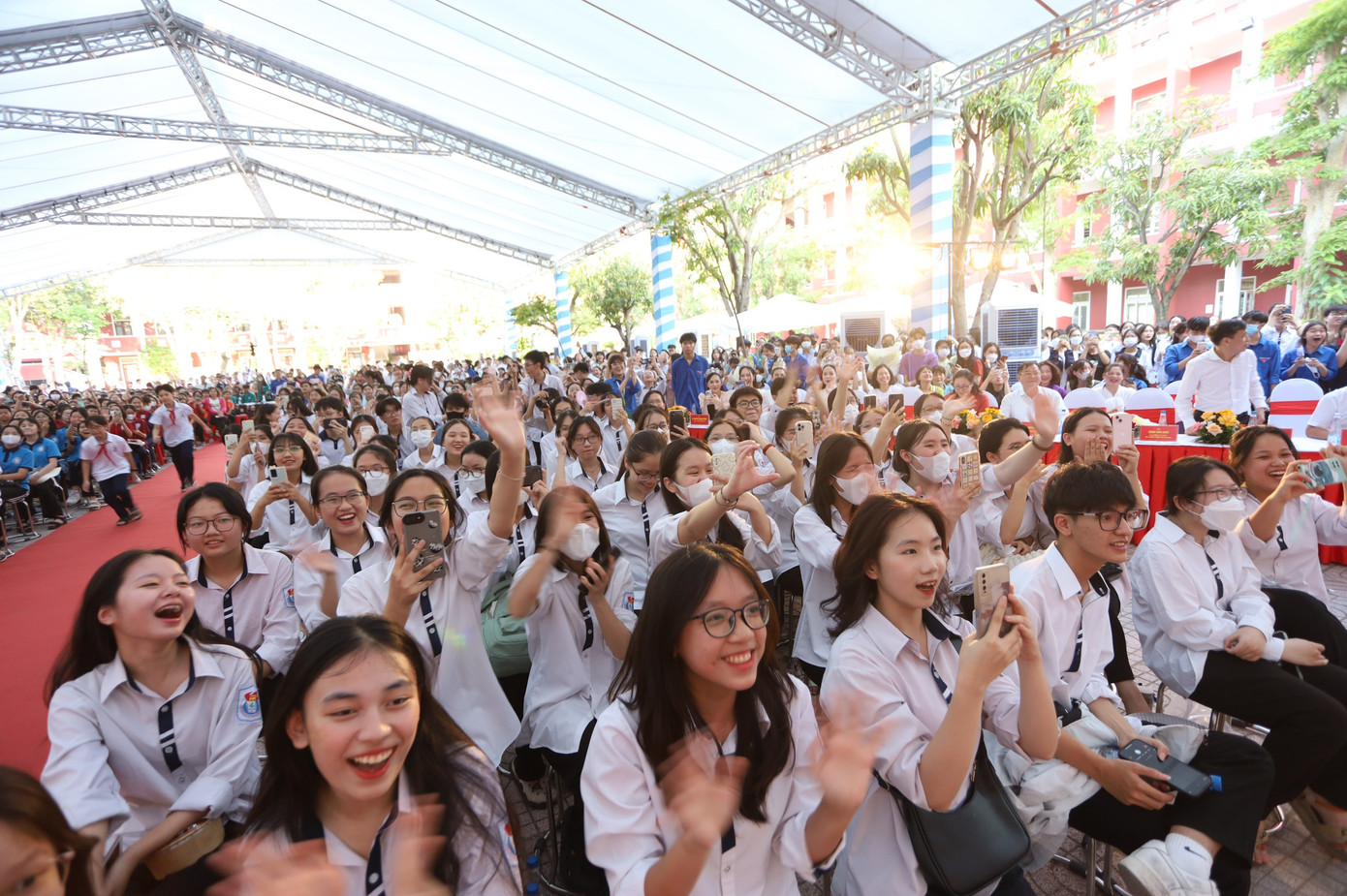 Diễn viên Quang Anh và diễn viên Bảo Hân xuất hiện giao lưu tại Diễn đàn đã tạo nên một không khí sôi động, hào hứng cho các em học sinh. Diễn viên Quang Anh và diễn viên Bảo Hân xuất hiện giao lưu tại Diễn đàn đã tạo nên một không khí sôi động, hào hứng cho các em học sinh.