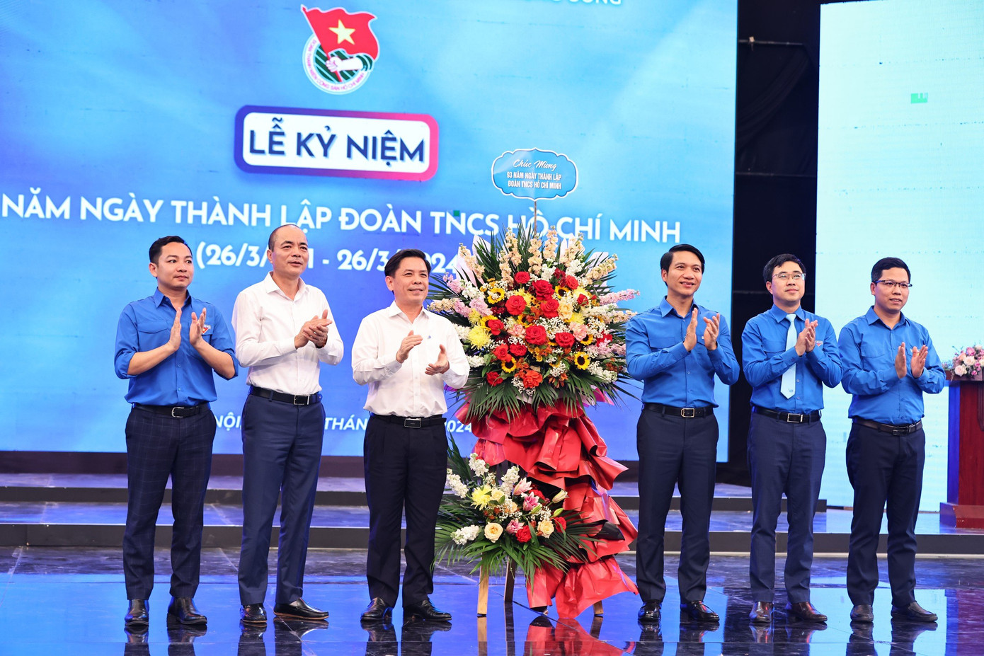 Ông Nguyễn Văn Thể - Bí thư Đảng ủy Khối các cơ quan T.Ư tặng hoa chúc mừng nhân dịp kỷ niệm 93 năm Ngày thành lập Đoàn TNCS Hồ Chí Minh. Ông Nguyễn Văn Thể - Bí thư Đảng ủy Khối các cơ quan T.Ư tặng hoa chúc mừng nhân dịp kỷ niệm 93 năm Ngày thành lập Đoàn TNCS Hồ Chí Minh.