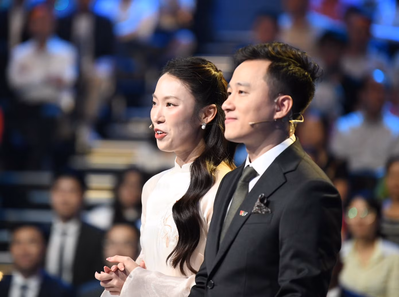 Tháng 6 vừa qua, MC Khánh Vy nhận thông báo trúng tuyển học bổng toàn phần thạc sĩ của chính phủ Anh. Trước đó, Khánh Vy bất ngờ được nhiều người biết đến sau clip nói 7 thứ tiếng vào năm 2016. Sau 5 năm, cựu nữ sinh Học viện Ngoại giao đã gây dựng và tạo "thương hiệu" cá nhân qua nhiều vai trò như MC VTV, người truyền cảm hứng học ngoại ngữ trên mạng xã hội qua các video VyVocab, cách tự học IELTS đạt điểm cao... Tháng 6 vừa qua, MC Khánh Vy nhận thông báo trúng tuyển học bổng toàn phần thạc sĩ của chính phủ Anh. Trước đó, Khánh Vy bất ngờ được nhiều người biết đến sau clip nói 7 thứ tiếng vào năm 2016. Sau 5 năm, cựu nữ sinh Học viện Ngoại giao đã gây dựng và tạo "thương hiệu" cá nhân qua nhiều vai trò như MC VTV, người truyền cảm hứng học ngoại ngữ trên mạng xã hội qua các video VyVocab, cách tự học IELTS đạt điểm cao...