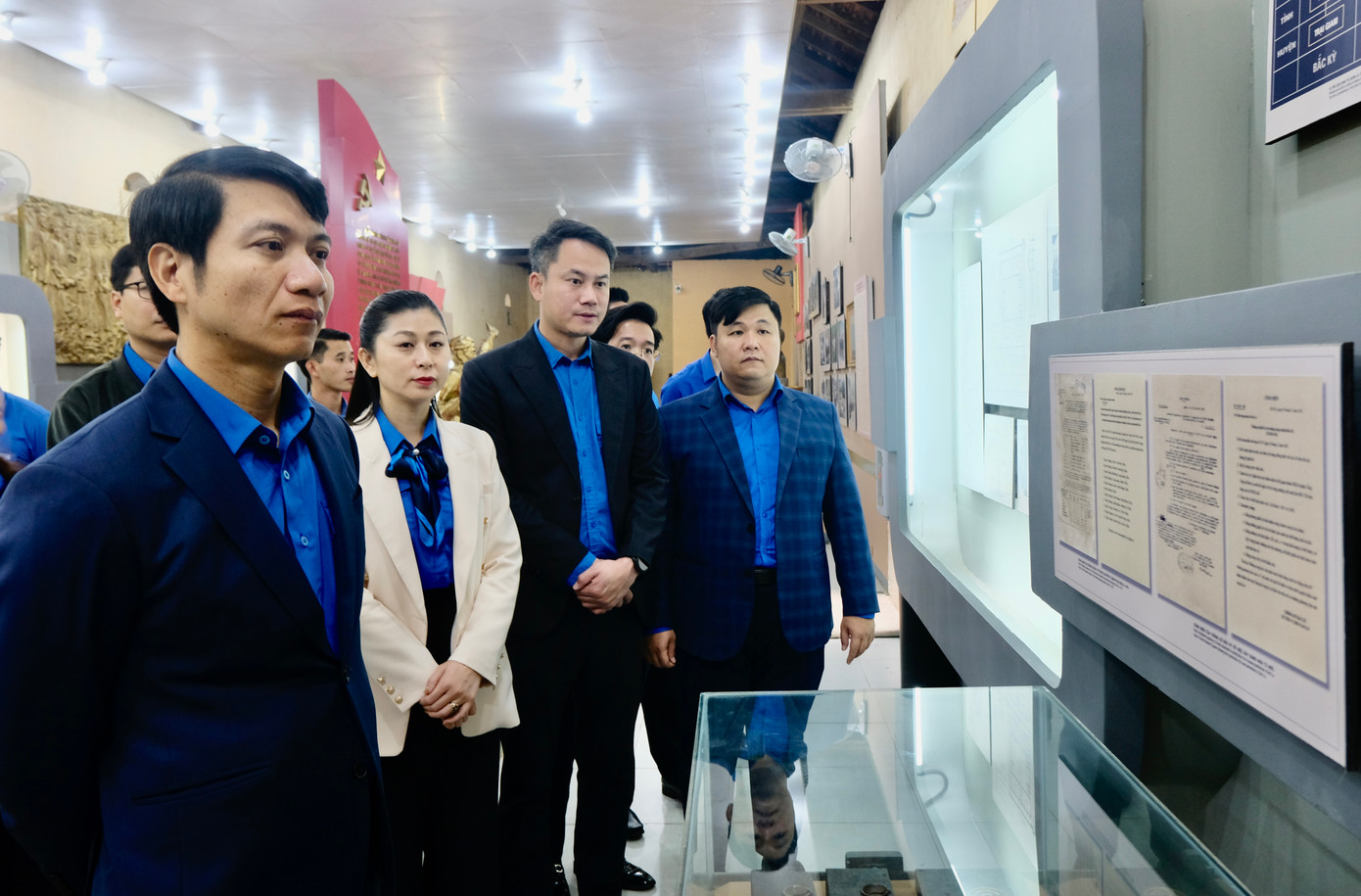 Đoàn công tác T.Ư Đoàn tham quan khu trưng bày hiện vật tại di tích lịch sử Nhà tù Sơn La. Ảnh: Châu Linh