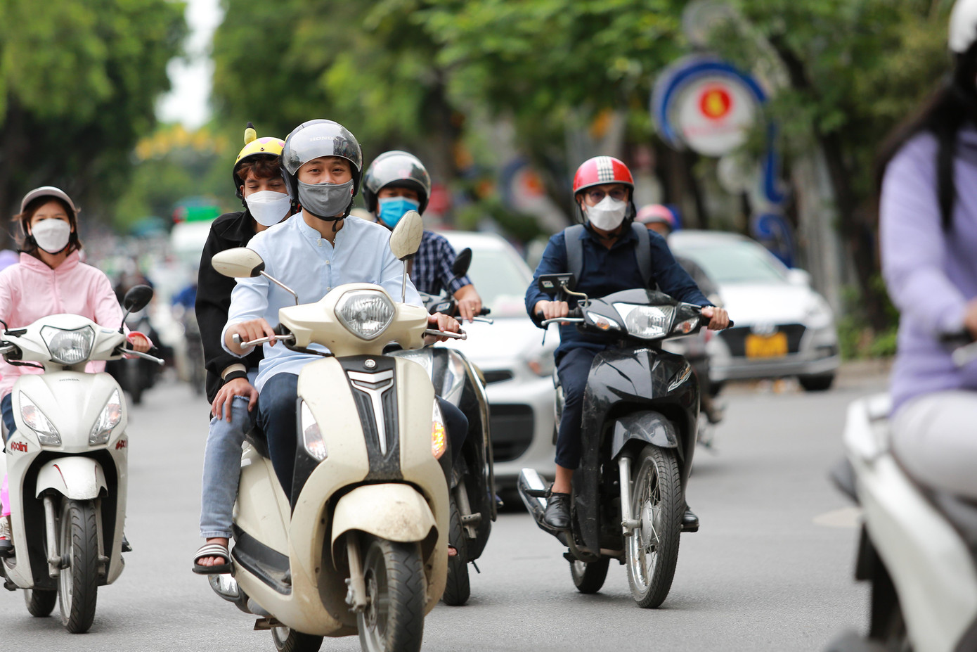 Dù vào giữa trưa hè, nhiệt độ tại Hà Nội hôm nay ở mức 24 độ C, người dân Thủ đô vẫn phải mặc áo khoác khi ra đường.