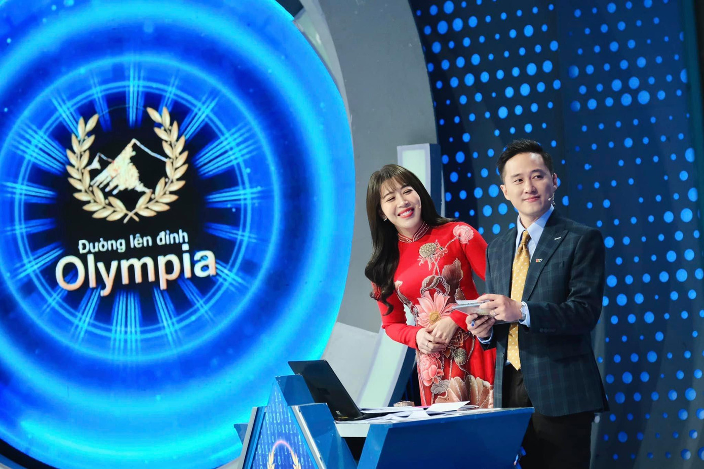 Diệp Chi bén duyên với truyền hình khi làm MC cho chương trình "Rung chuông vàng", "Điều ước thứ 7" và từng dẫn một đầu cầu truyền hình trực tiếp trận chung kết Olympia năm 2007. Ảnh: FBNV Diệp Chi bén duyên với truyền hình khi làm MC cho chương trình "Rung chuông vàng", "Điều ước thứ 7" và từng dẫn một đầu cầu truyền hình trực tiếp trận chung kết Olympia năm 2007. Ảnh: FBNV