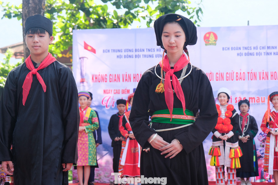 Trải qua thời gian, đồng bào dân tộc Tày ở Hà Giang vẫn lưu giữ được nhiều nét văn hóa truyền thống độc đáo, làm phong phú đời sống văn hóa tinh thần của đồng bào các dân tộc tỉnh Hà Giang. Trang phục truyền thống thường mang màu chàm, áo cánh ngắn bên trong, áo dài bên ngoài và hầu như không có họa tiết thêu thùa. Mặc dù không cầu kỳ, nhiều màu sắc, những chiếc áo chàm của người Tày giản dị thể hiện nét đẹp duyên dáng, nhẹ nhàng của người phụ nữ Tày. Nét đẹp ấy hiện nay vẫn lưu giữ được những giá trị văn hóa truyền thống đặc sắc thể hiện qua các lễ hội truyền thống và cả một kho tàng văn học về các loại truyện thần thoại, truyện cổ, truyện thơ, dân ca... đặc biệt là nghệ thuật hát then đàn tính.