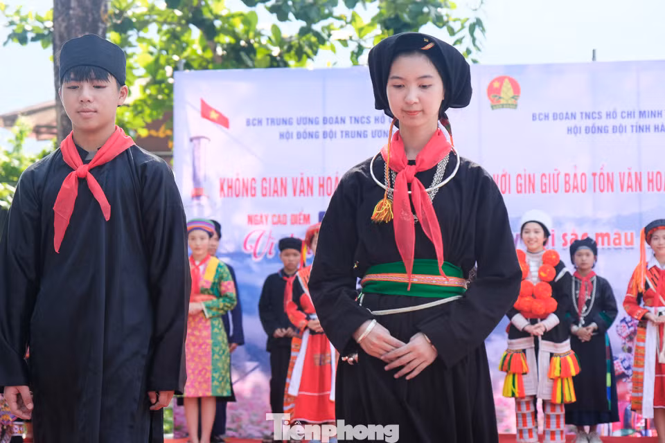 Trải qua thời gian, đồng bào dân tộc Tày ở Hà Giang vẫn lưu giữ được nhiều nét văn hóa truyền thống độc đáo, làm phong phú đời sống văn hóa tinh thần của đồng bào các dân tộc tỉnh Hà Giang. Trang phục truyền thống thường mang màu chàm, áo cánh ngắn bên trong, áo dài bên ngoài và hầu như không có họa tiết thêu thùa. Mặc dù không cầu kỳ, nhiều màu sắc, những chiếc áo chàm của người Tày giản dị thể hiện nét đẹp duyên dáng, nhẹ nhàng của người phụ nữ Tày. Nét đẹp ấy hiện nay vẫn lưu giữ được những giá trị văn hóa truyền thống đặc sắc thể hiện qua các lễ hội truyền thống và cả một kho tàng văn học về các loại truyện thần thoại, truyện cổ, truyện thơ, dân ca... đặc biệt là nghệ thuật hát then đàn tính.