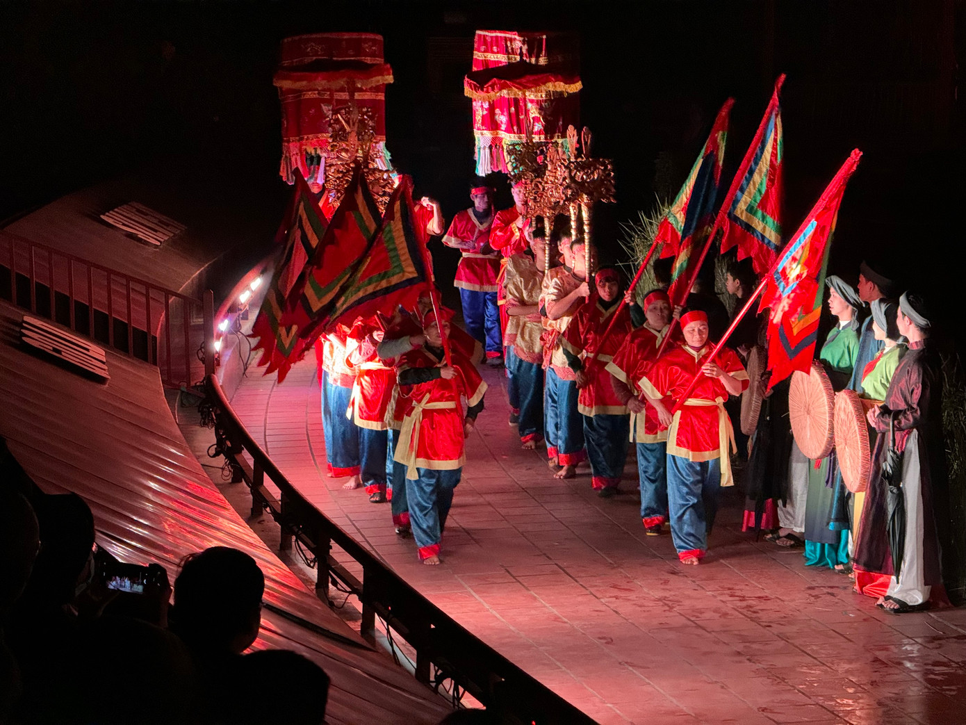 Sinh viên tham gia giao lưu nhảy sạp tại chương trình.