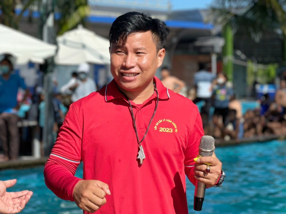 Anh Hồ Lê Thịnh - giáo viên Tổng phụ trách Đội trường Tiểu học Lê Minh Xuân (huyện Đức Hòa, tỉnh Long An) đã có kinh nghiệm 12 năm dạy bơi. Ảnh: NVCC Anh Hồ Lê Thịnh - giáo viên Tổng phụ trách Đội trường Tiểu học Lê Minh Xuân (huyện Đức Hòa, tỉnh Long An) đã có kinh nghiệm 12 năm dạy bơi. Ảnh: NVCC