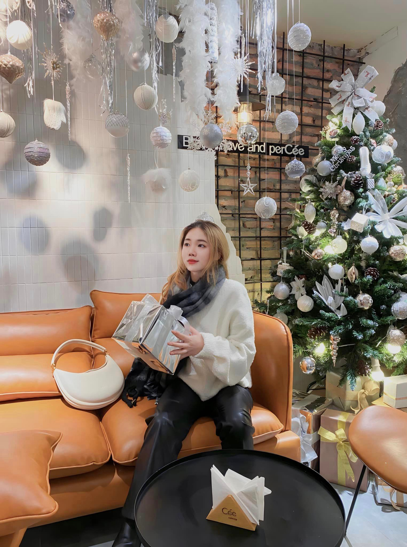 Nhiều bạn nữ diện trang phục nổi bật rất hợp không khí Noel, "thả dáng" bên cây thông ở các quán cà phê. Nhiều bạn nữ diện trang phục nổi bật rất hợp không khí Noel, "thả dáng" bên cây thông ở các quán cà phê.