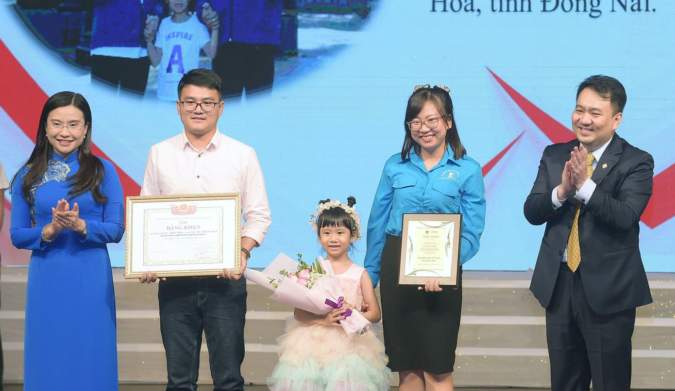Vợ chồng ở Đồng Nai - anh Nhựt chị Linh nhận danh hiệu "Gia đình trẻ Việt Nam tiêu biểu" 2022. Ảnh: Xuân Tùng Vợ chồng ở Đồng Nai - anh Nhựt chị Linh nhận danh hiệu "Gia đình trẻ Việt Nam tiêu biểu" 2022. Ảnh: Xuân Tùng