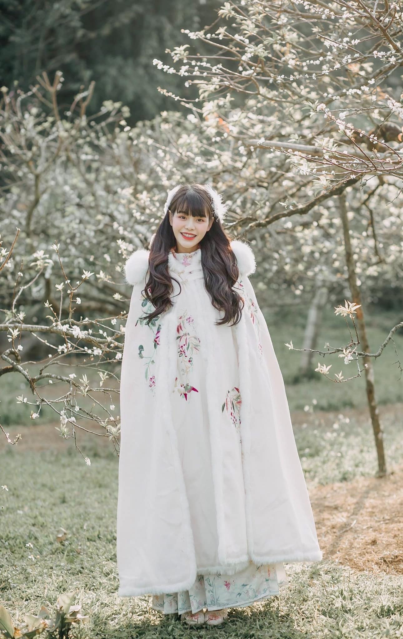 Bạn trẻ không tiếc tiền đầu tư trang phục phù hợp để chụp ảnh. - Ảnh: Việt Anh