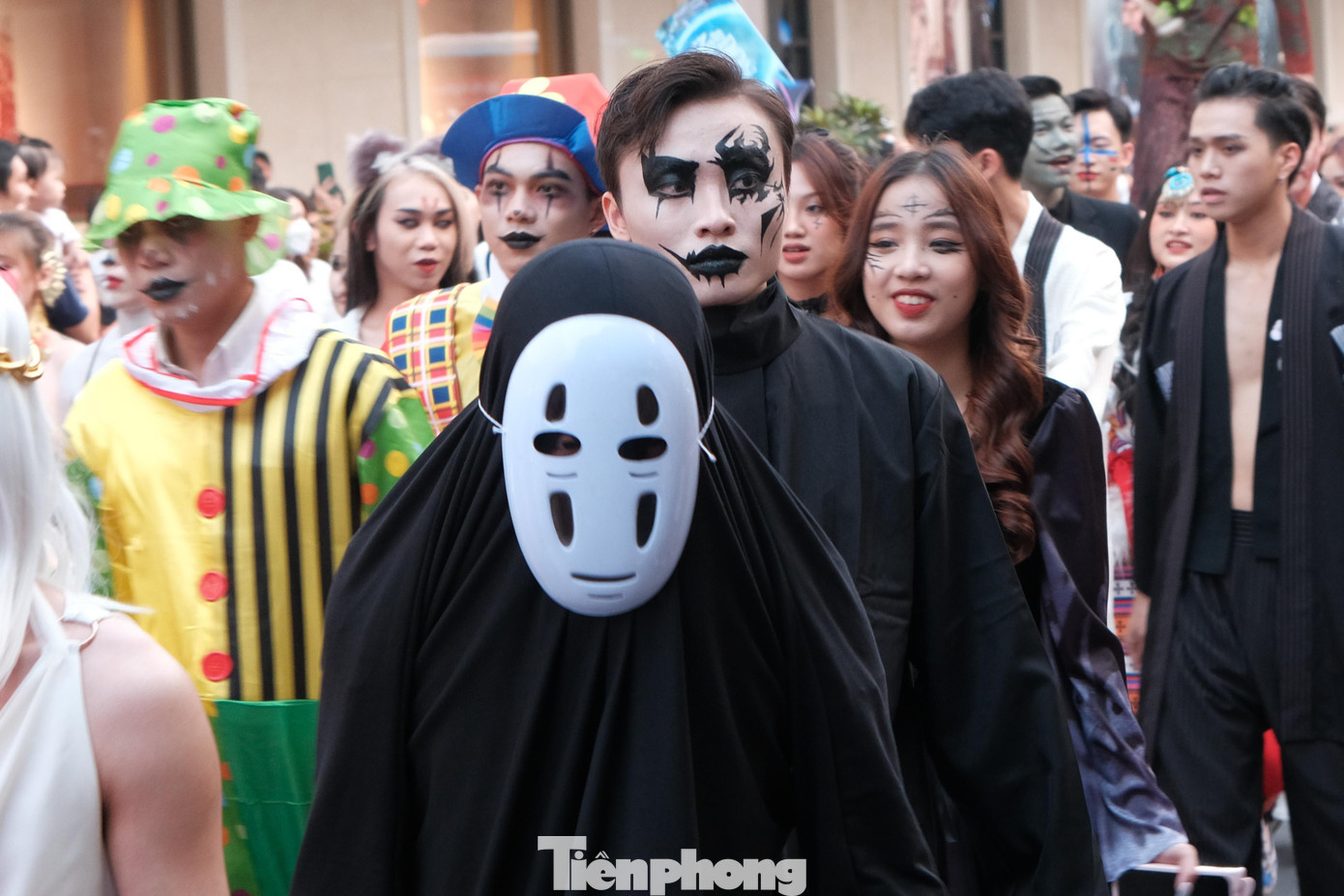 Đa số bạn trẻ lựa chọn cách hóa trang bằng son môi bởi khá đơn giản, chỉ cần sử dụng son để vẽ phần môi vòng qua má, nhấn nhá đôi mắt thêm phần sắc lẹm để tạo hình ma mị hơn.