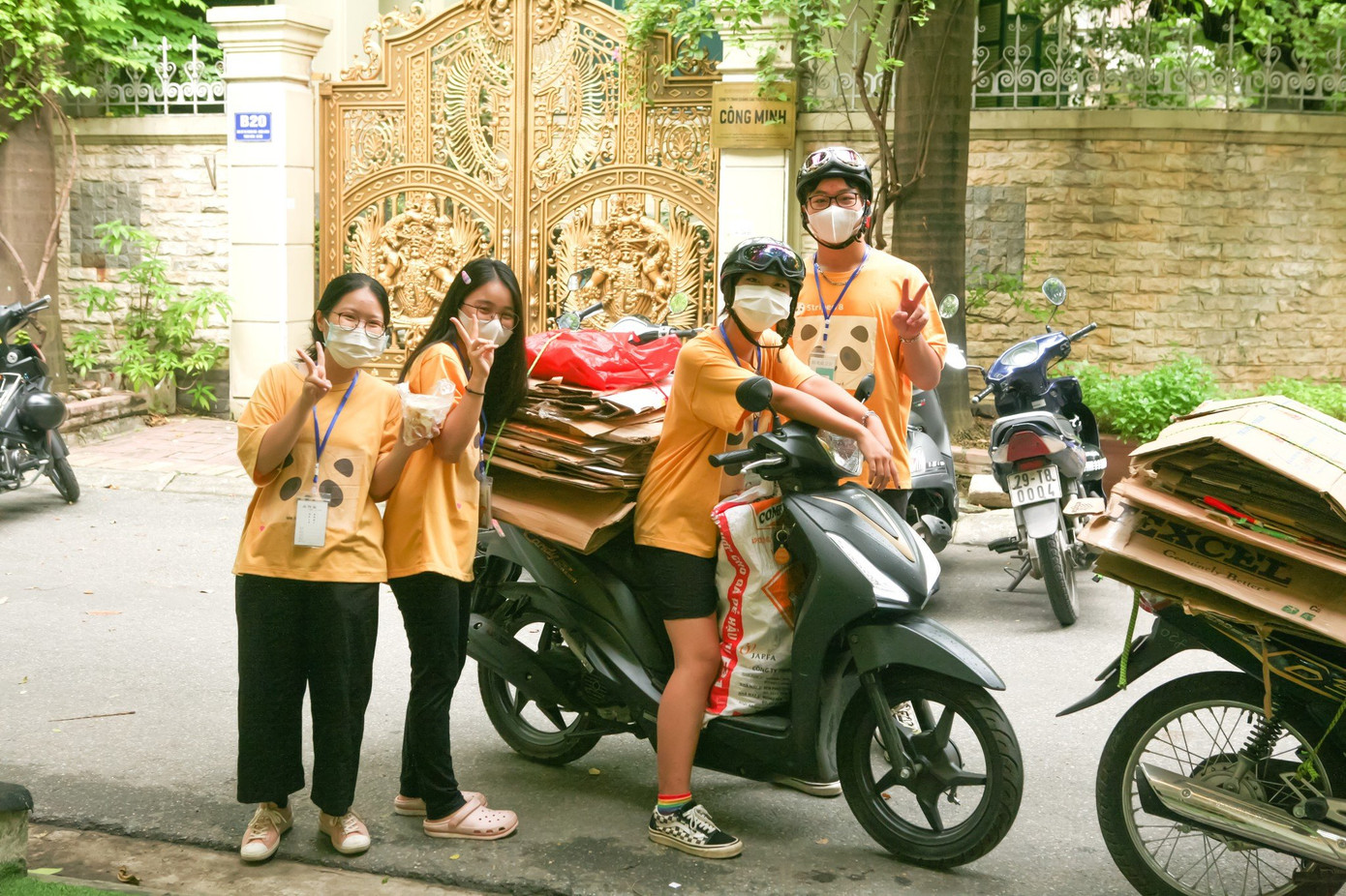 Nhóm học sinh trong sự kiện Lượm Đây.