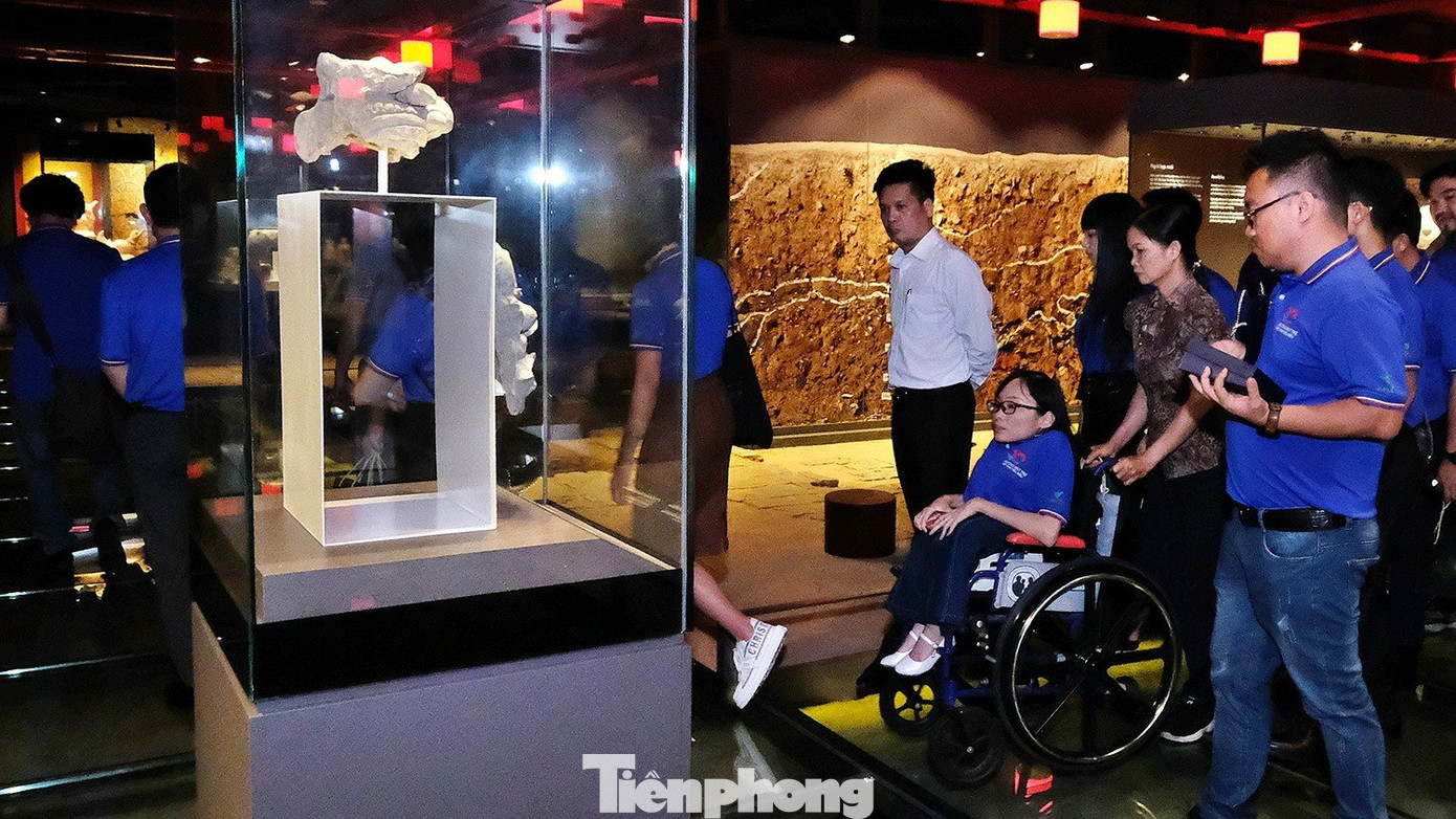 Các gương mặt trẻ thích thú khi tham quan Khu trưng bày khảo cổ dưới lòng đất của Tòa nhà Quốc hội. Các gương mặt trẻ thích thú khi tham quan Khu trưng bày khảo cổ dưới lòng đất của Tòa nhà Quốc hội.